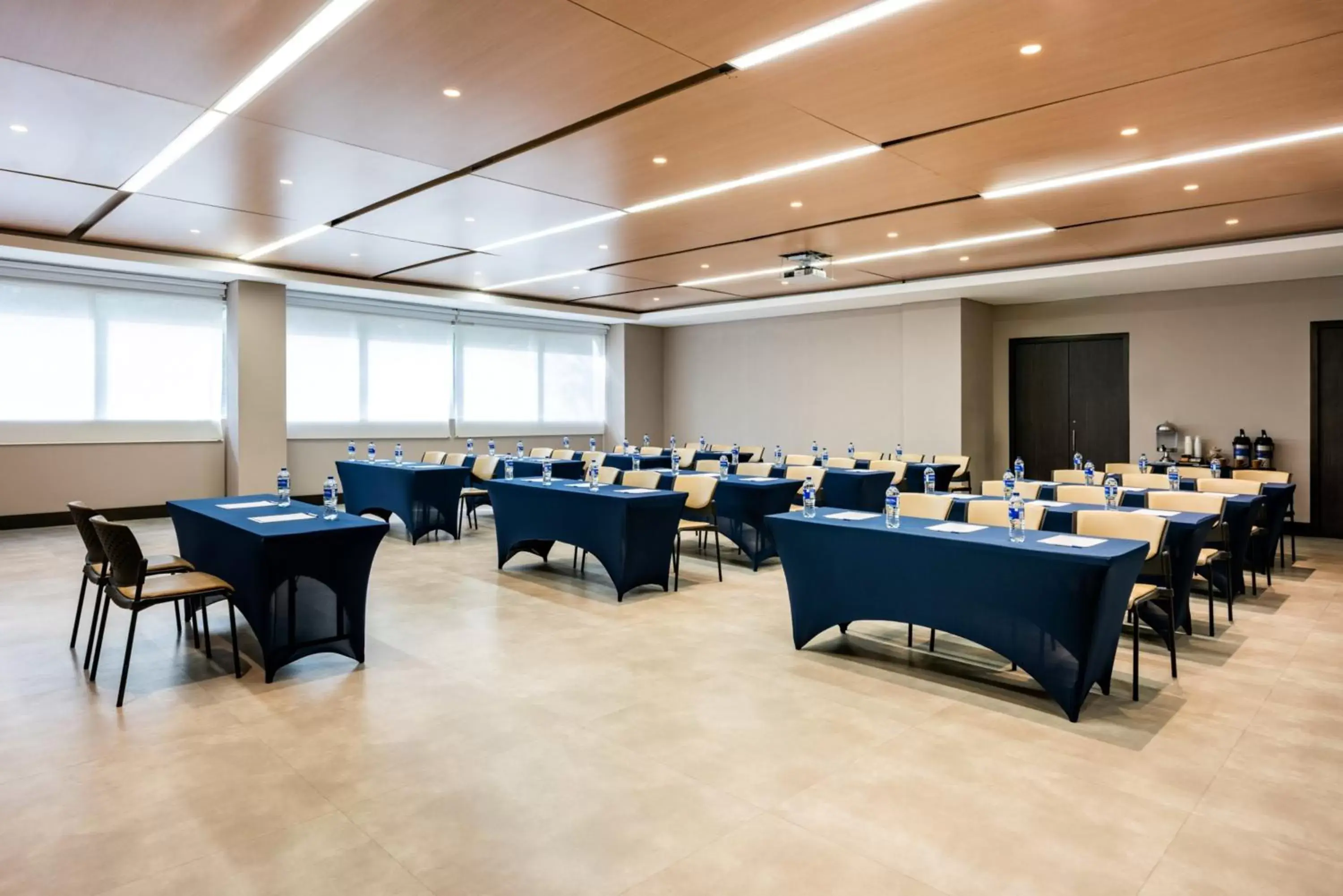 Meeting/conference room, Restaurant/Places to Eat in Holiday Inn Express - Cartagena Bocagrande, an IHG Hotel
