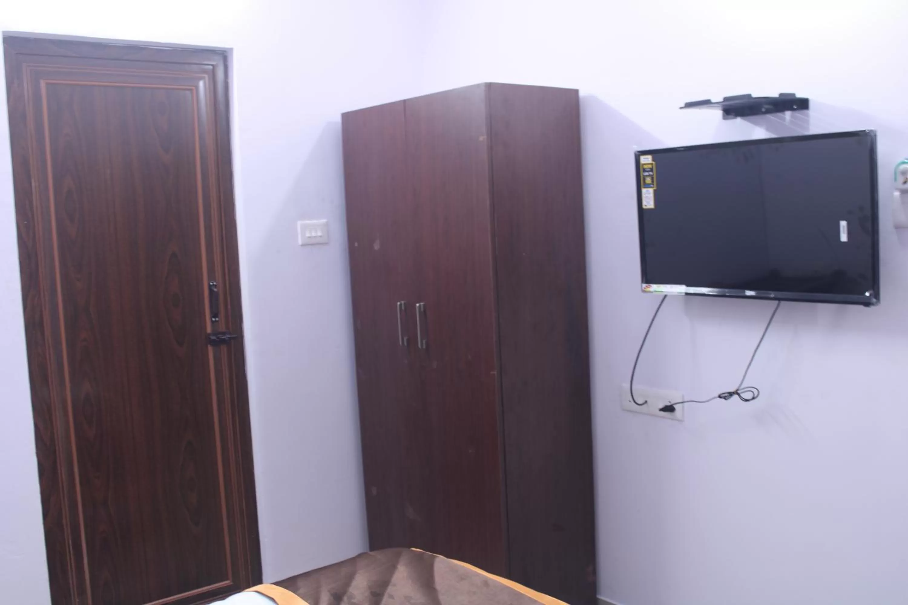 wardrobe in HOTEL PURI GREENS