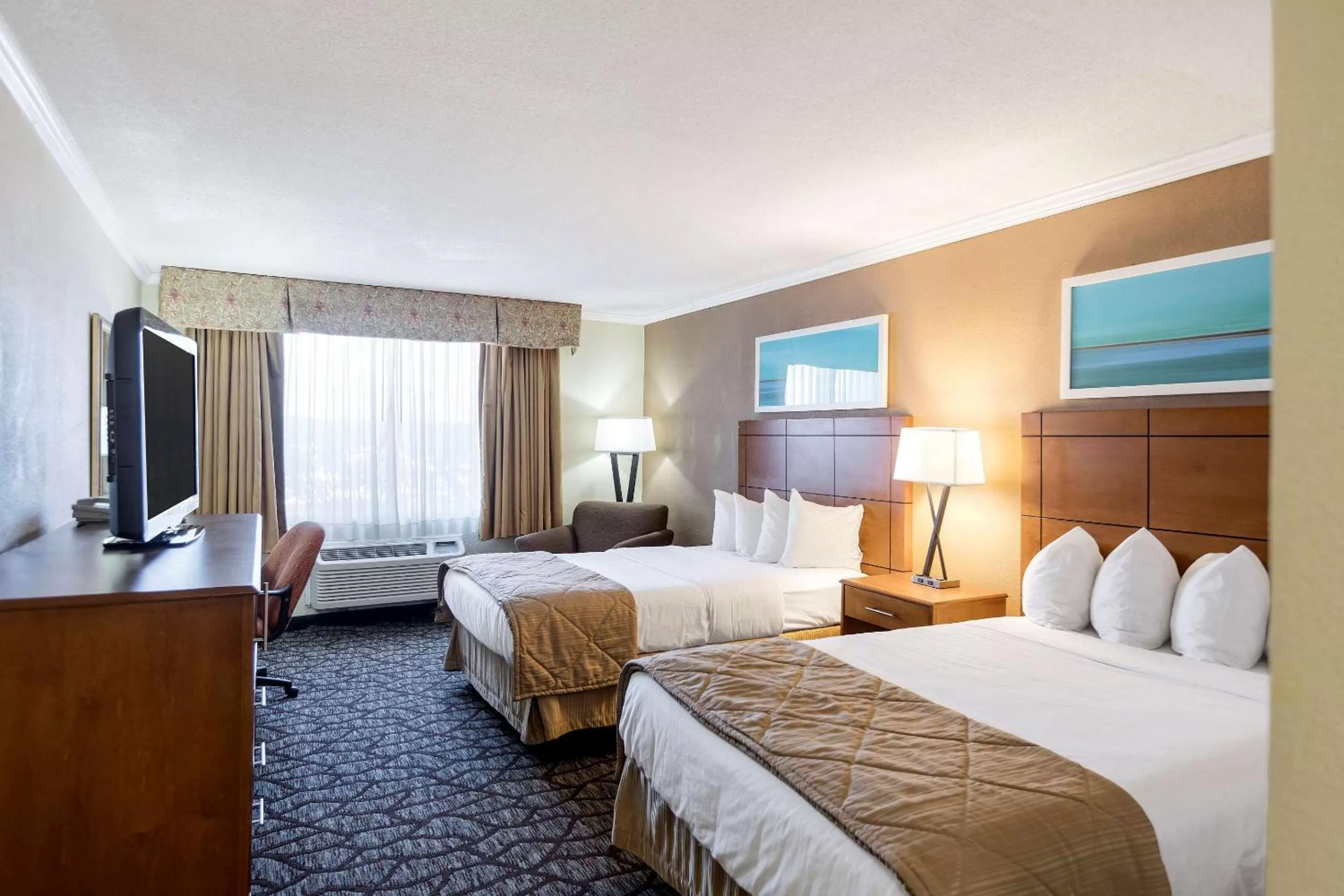 Photo of the whole room, Bed in Clarion Hotel Detroit Metro Airport