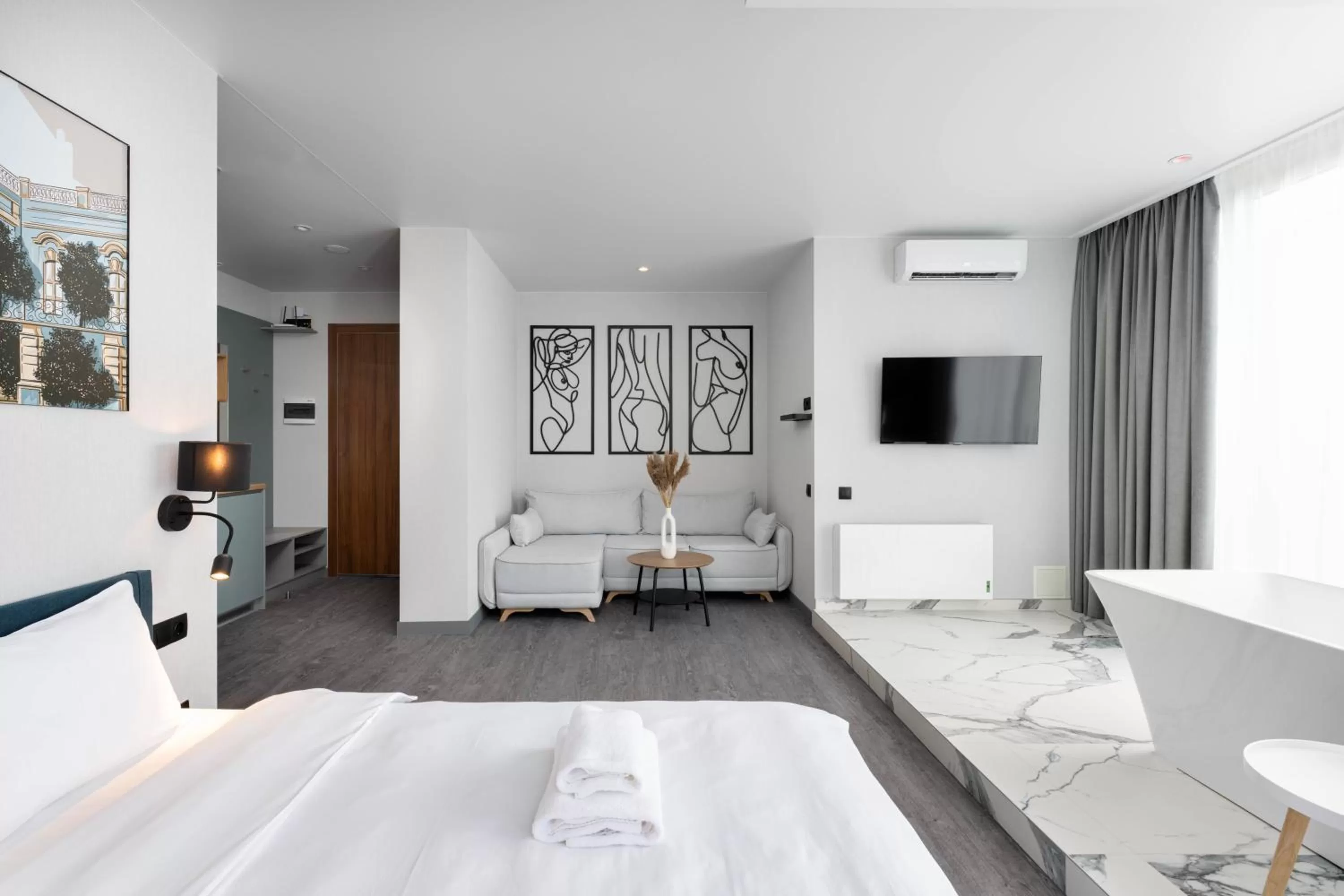 Bed, TV/Entertainment Center in Be The One Hotel