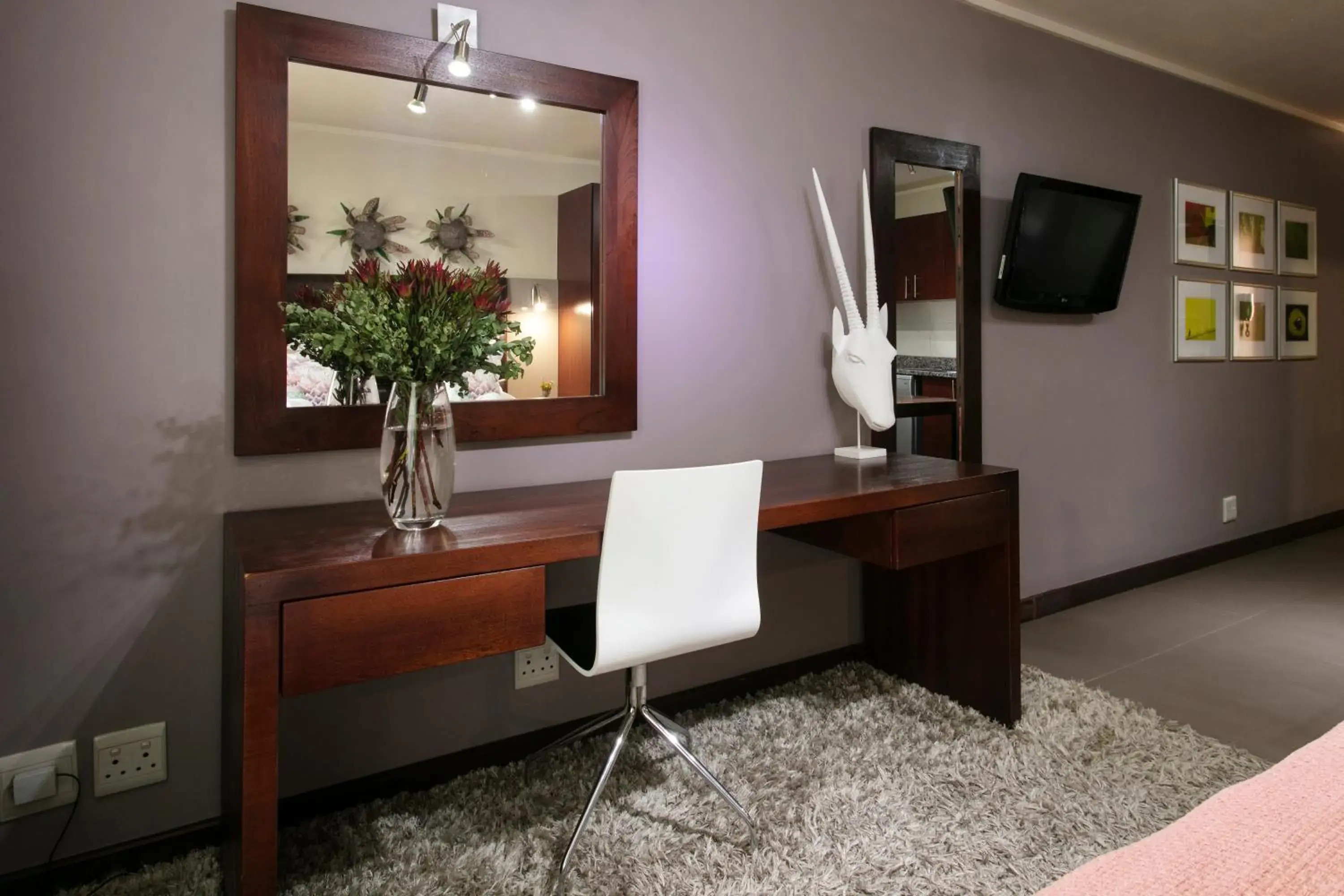 Seating area, TV/Entertainment Center in Absolute Farenden Apartments