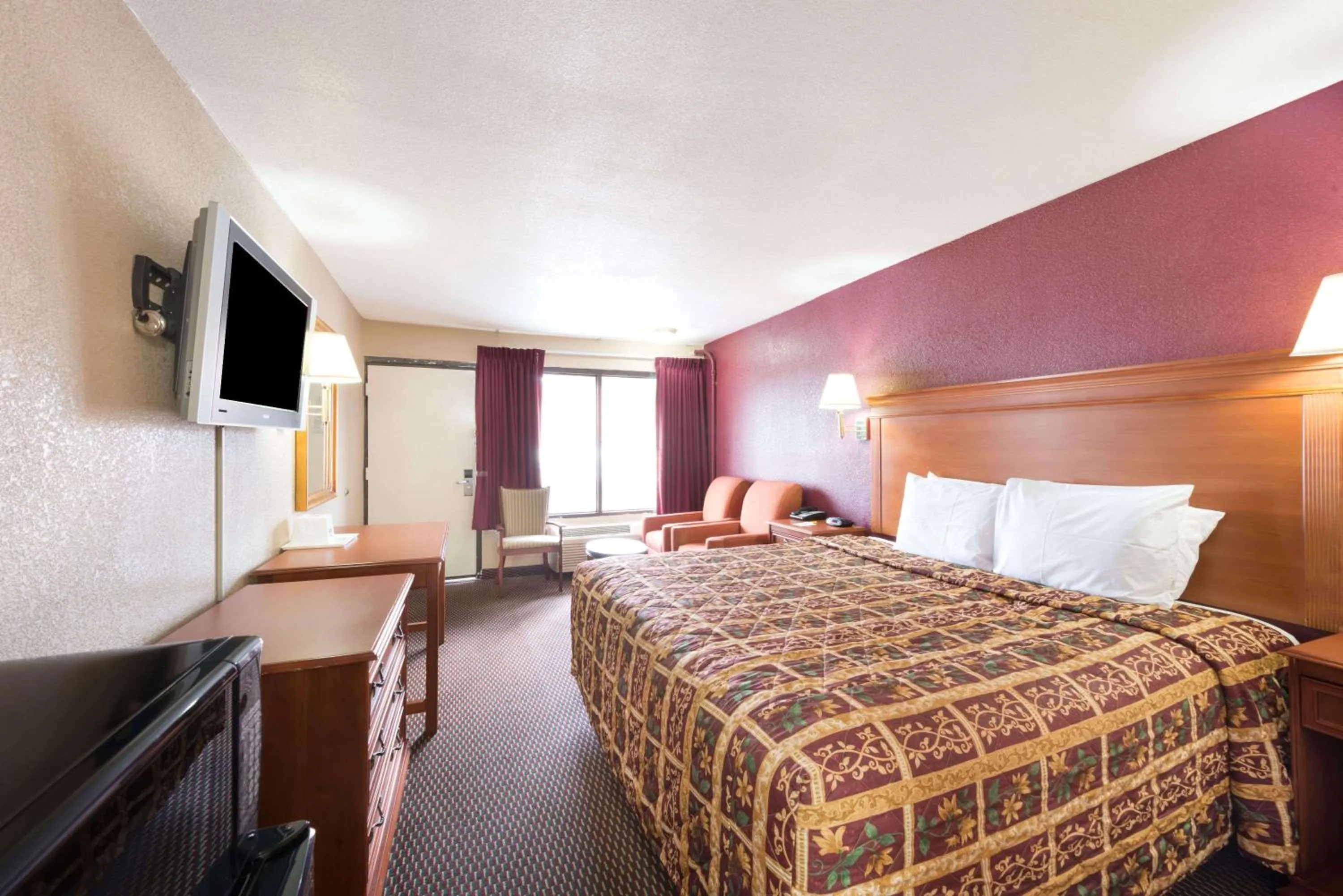 Photo of the whole room, Bed in Days Inn by Wyndham San Antonio Splashtown/ATT Center