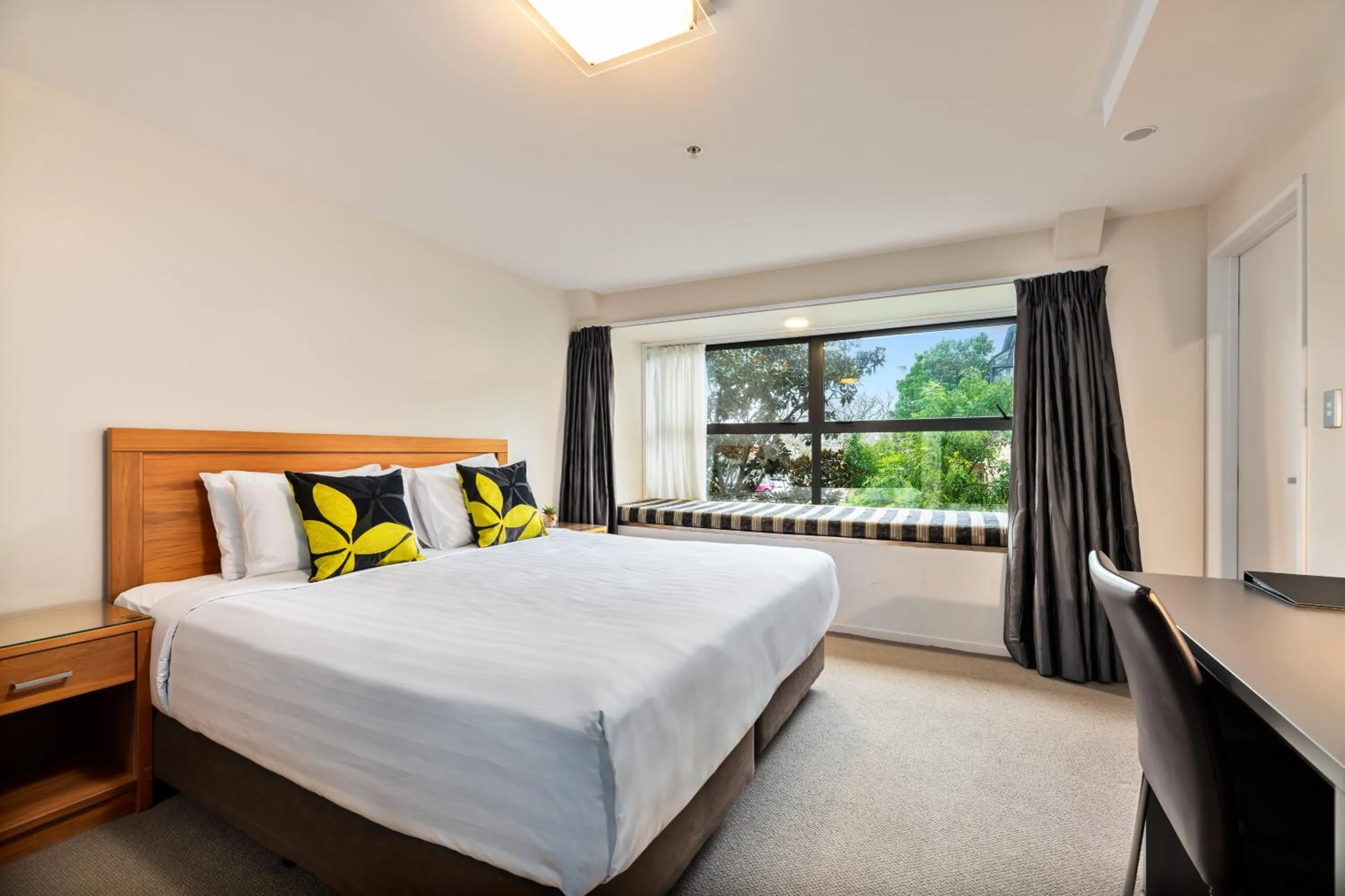 Photo of the whole room, Bed in Alexander Inn