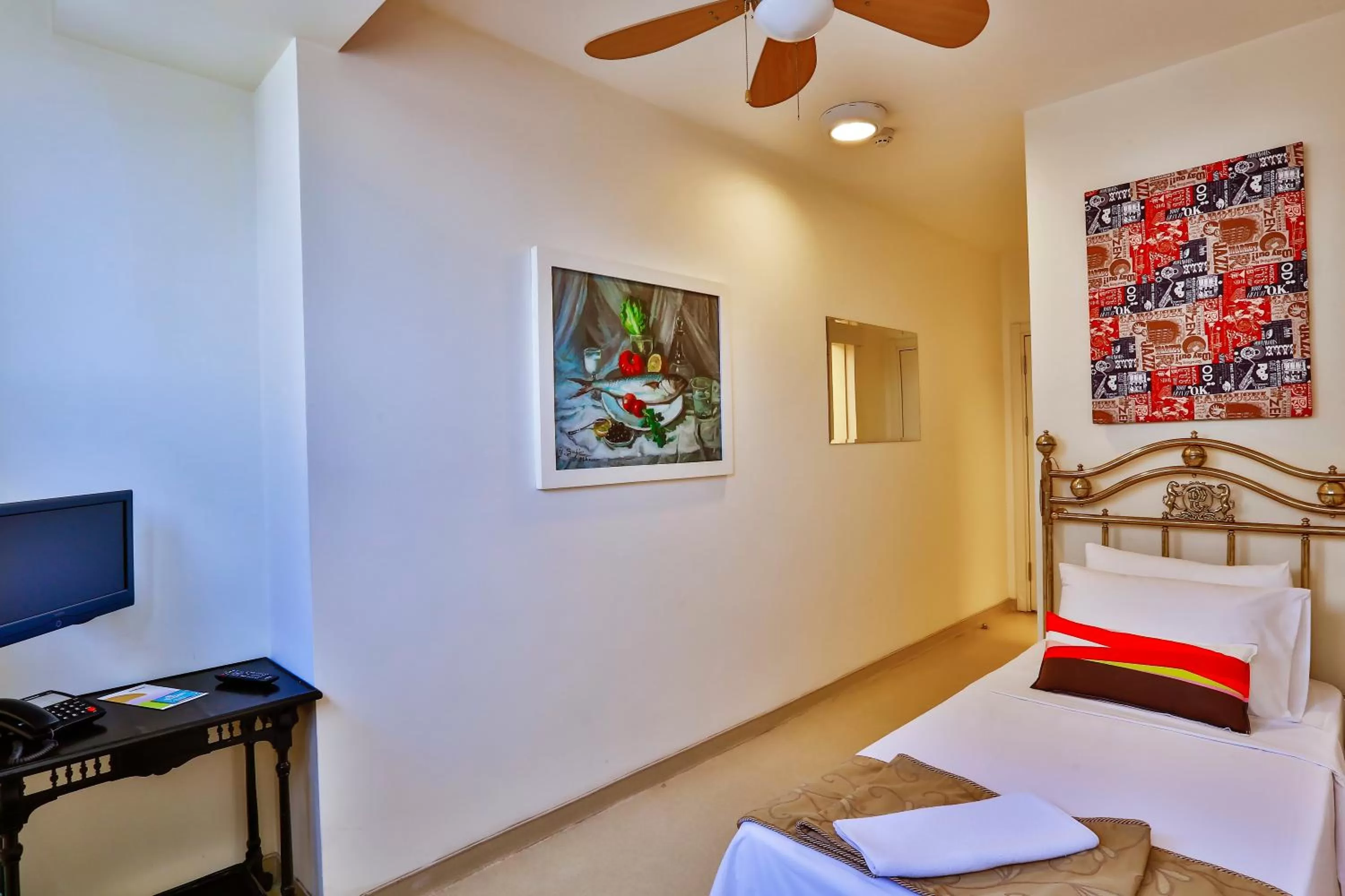 Photo of the whole room, Bed in Han Hotel