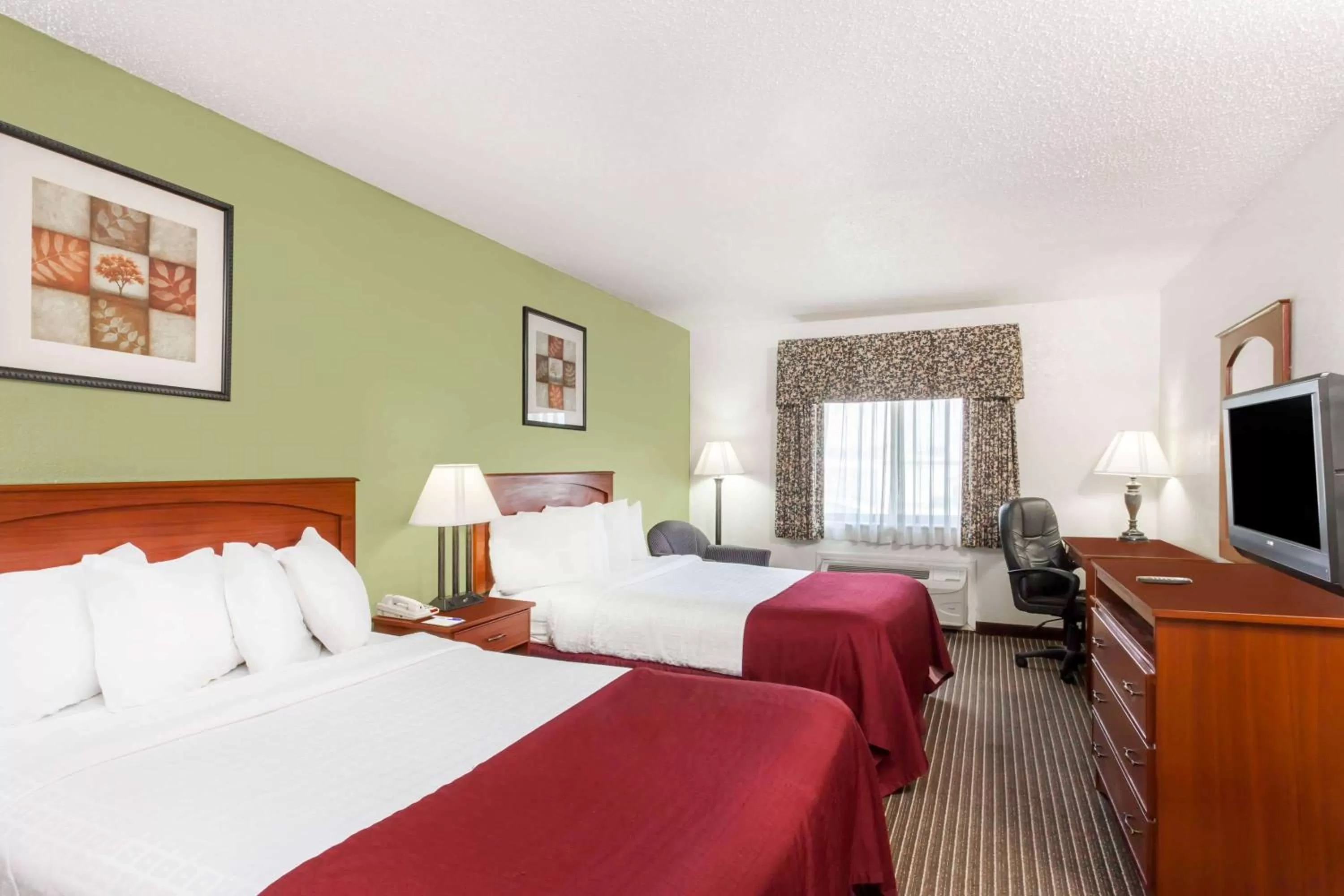 Photo of the whole room, Bed in Baymont by Wyndham Jackson