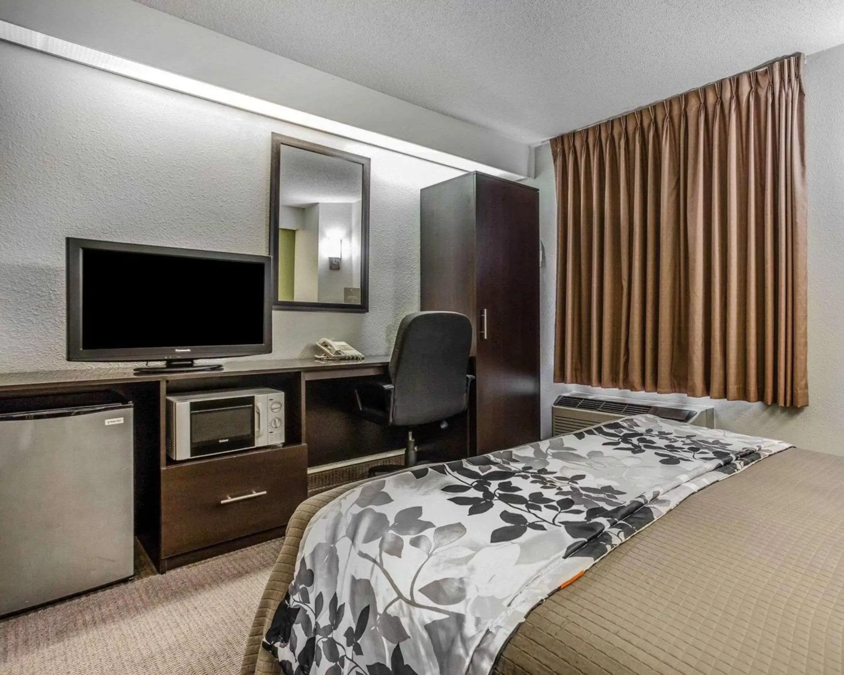 Bedroom, TV/Entertainment Center in Sleep Inn at Greenville Convention Center