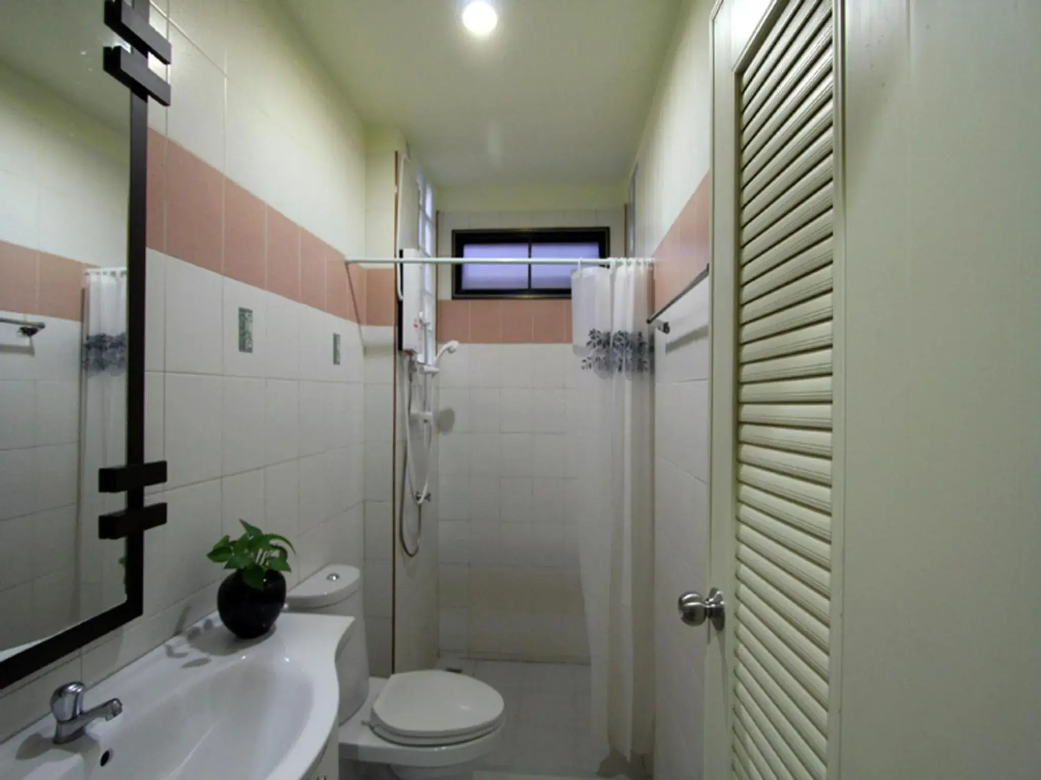 Bathroom in Srisomthai Hotel