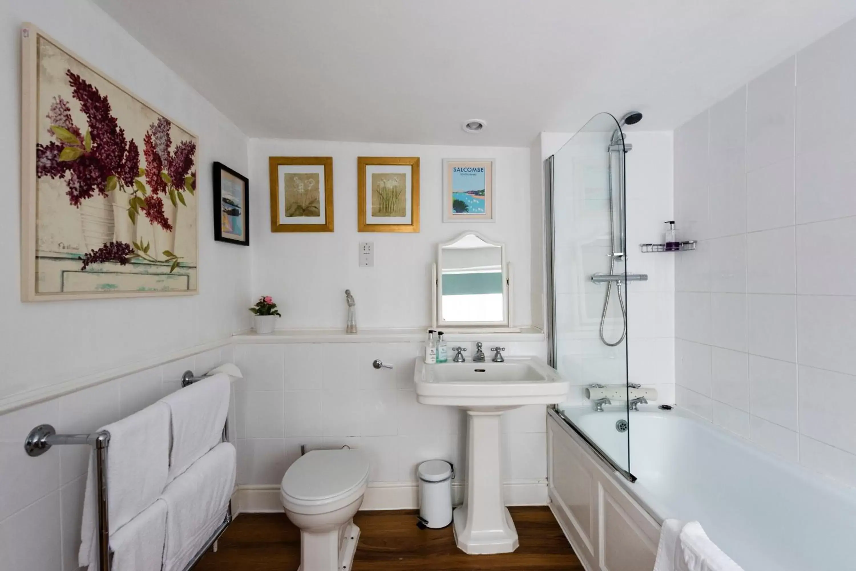 Bathroom in The Whipper-In Hotel