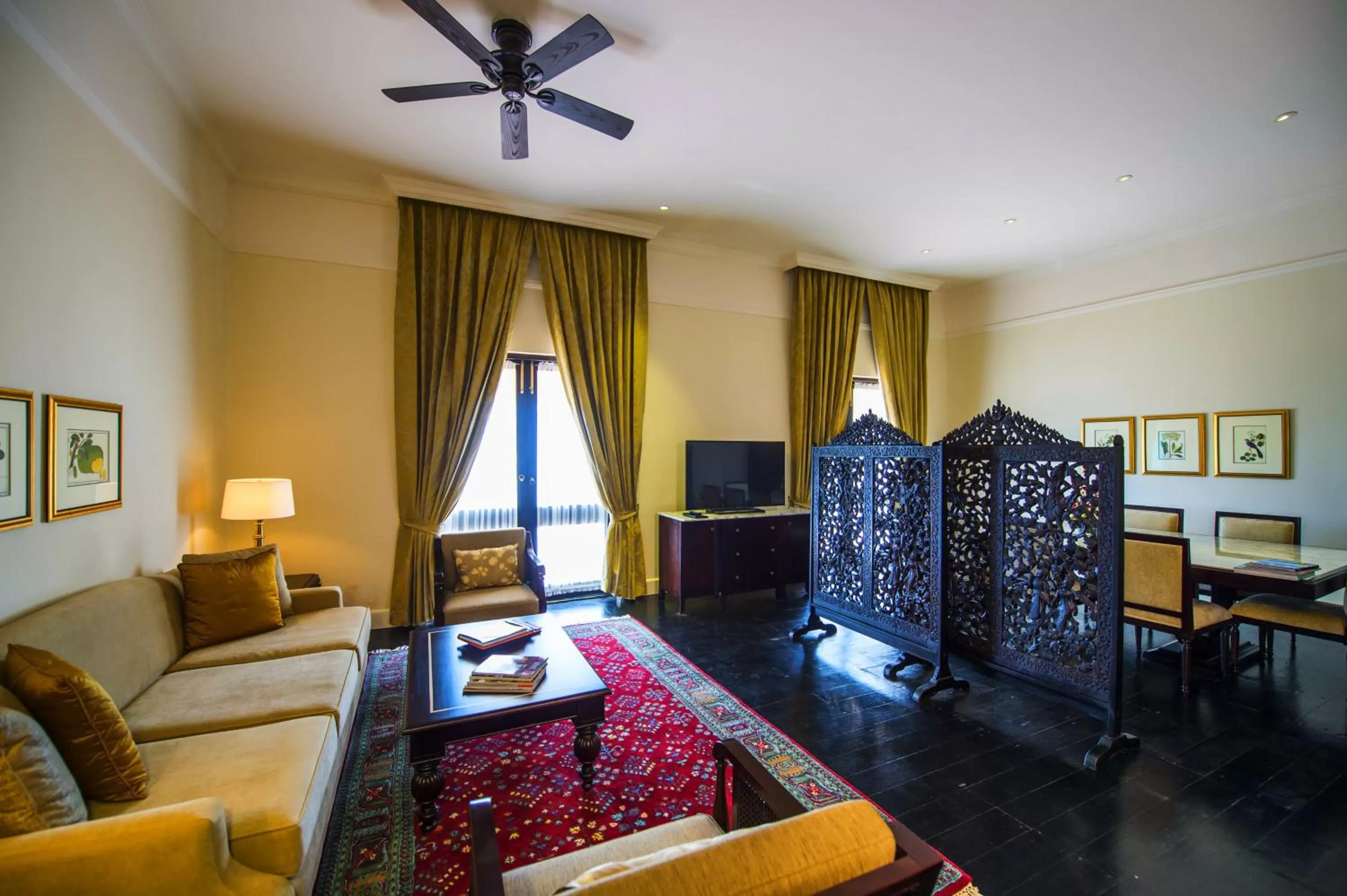 Living room, Bed in Galle Face Hotel