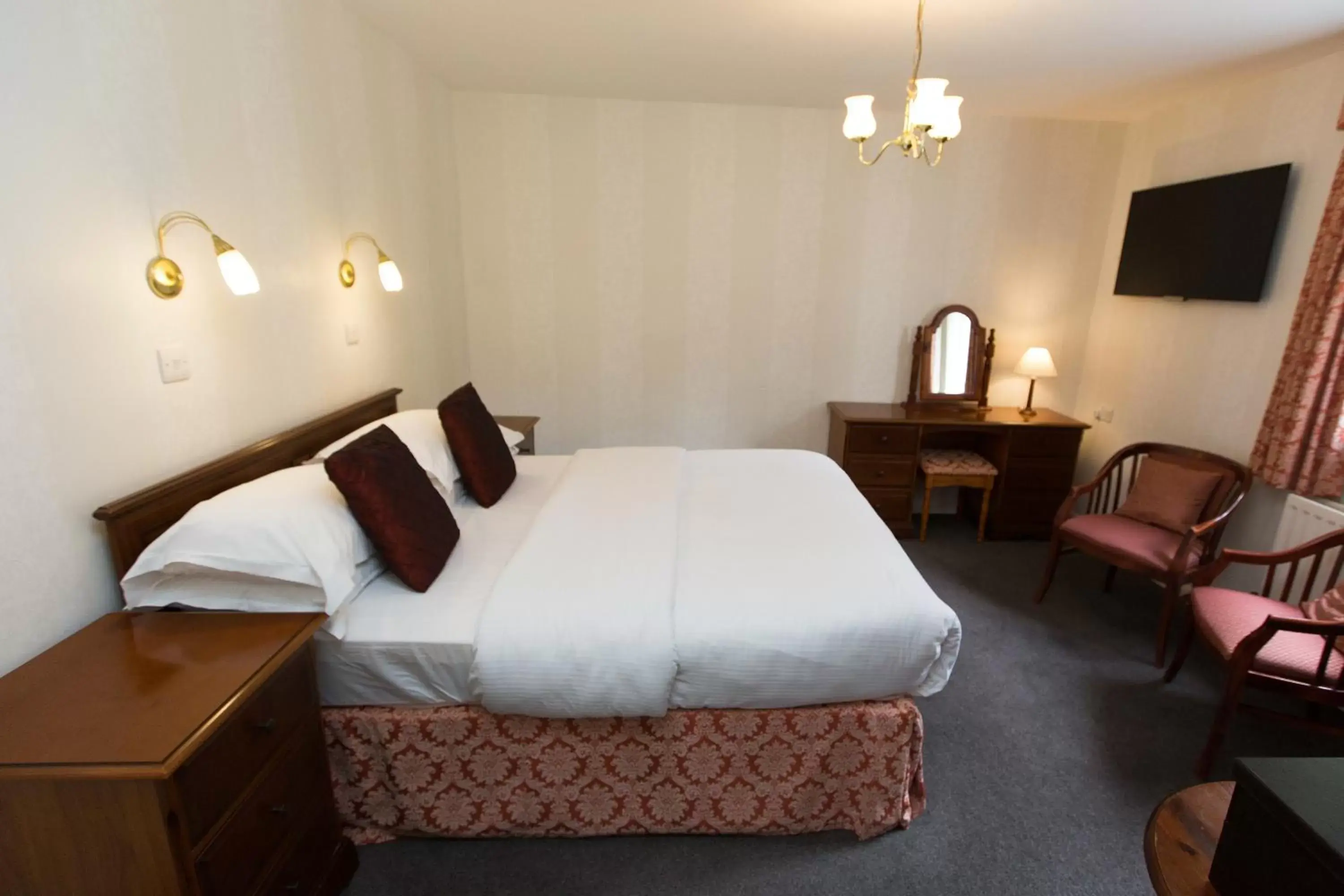 Budget Double Room in The Leathes Head Hotel