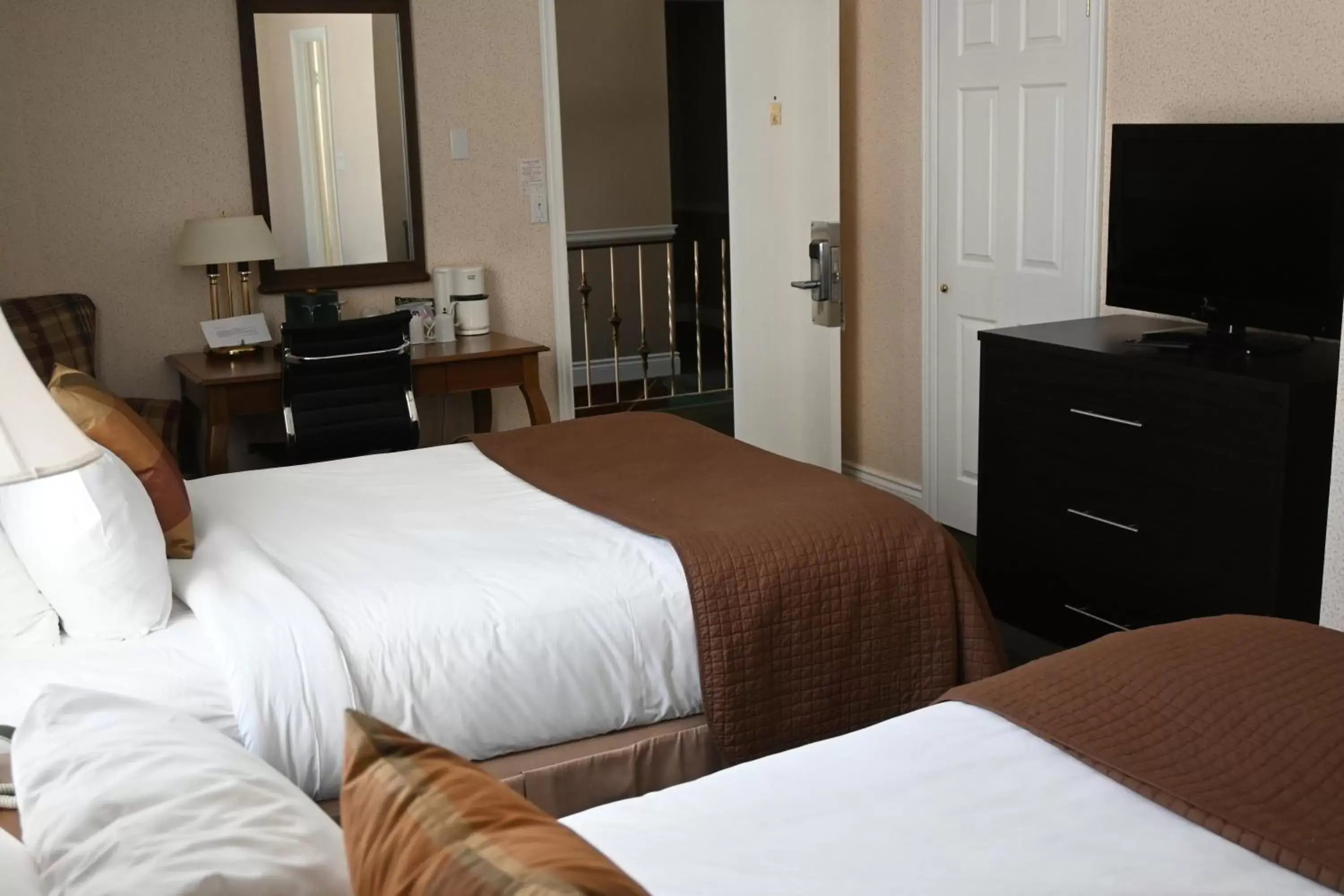 Bedroom, Bed in The Gananoque Inn Bedroom, Bed in The Gananoque Inn