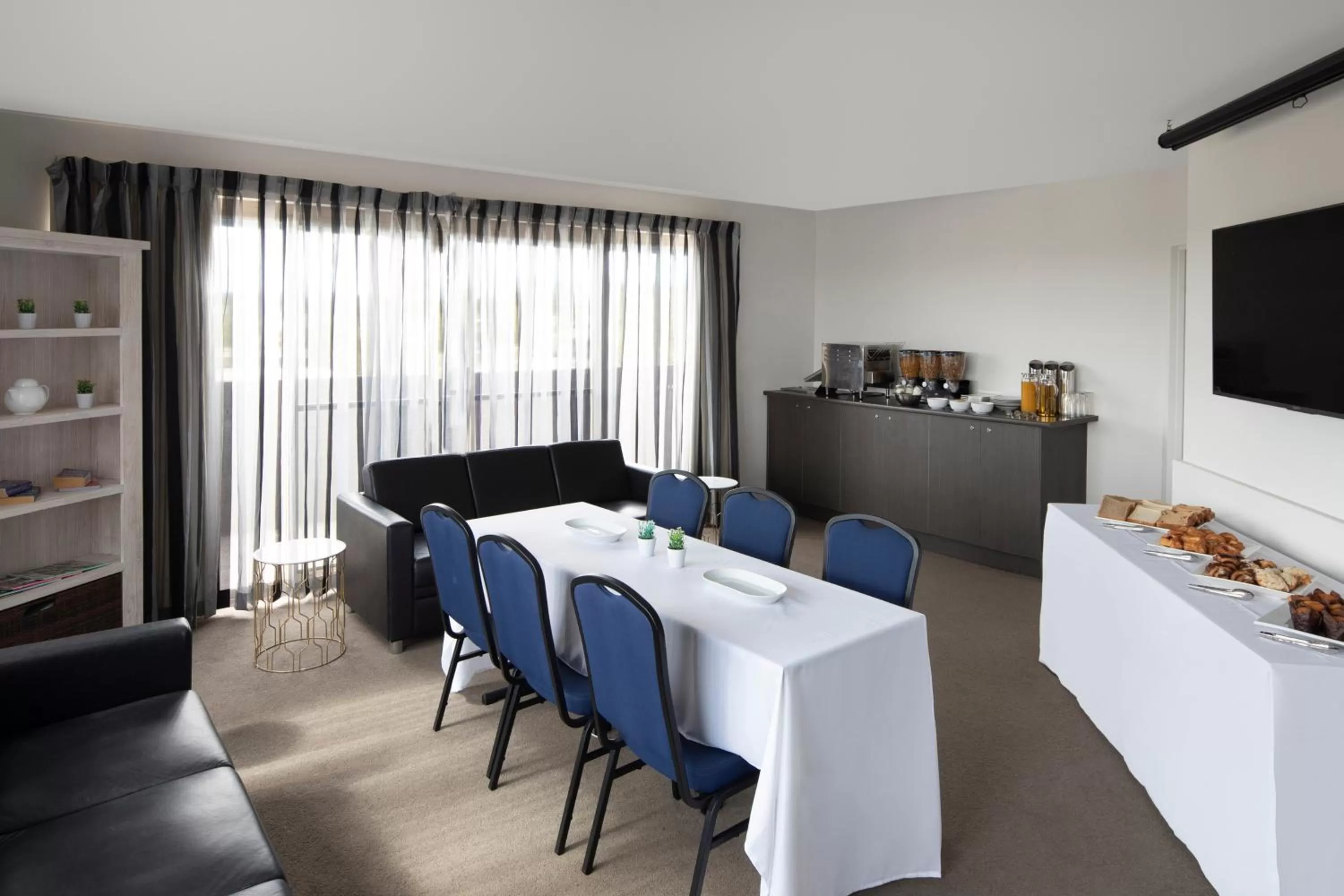 Restaurant/places to eat in Mantra Castle Hill Sydney, an Accor Hotel