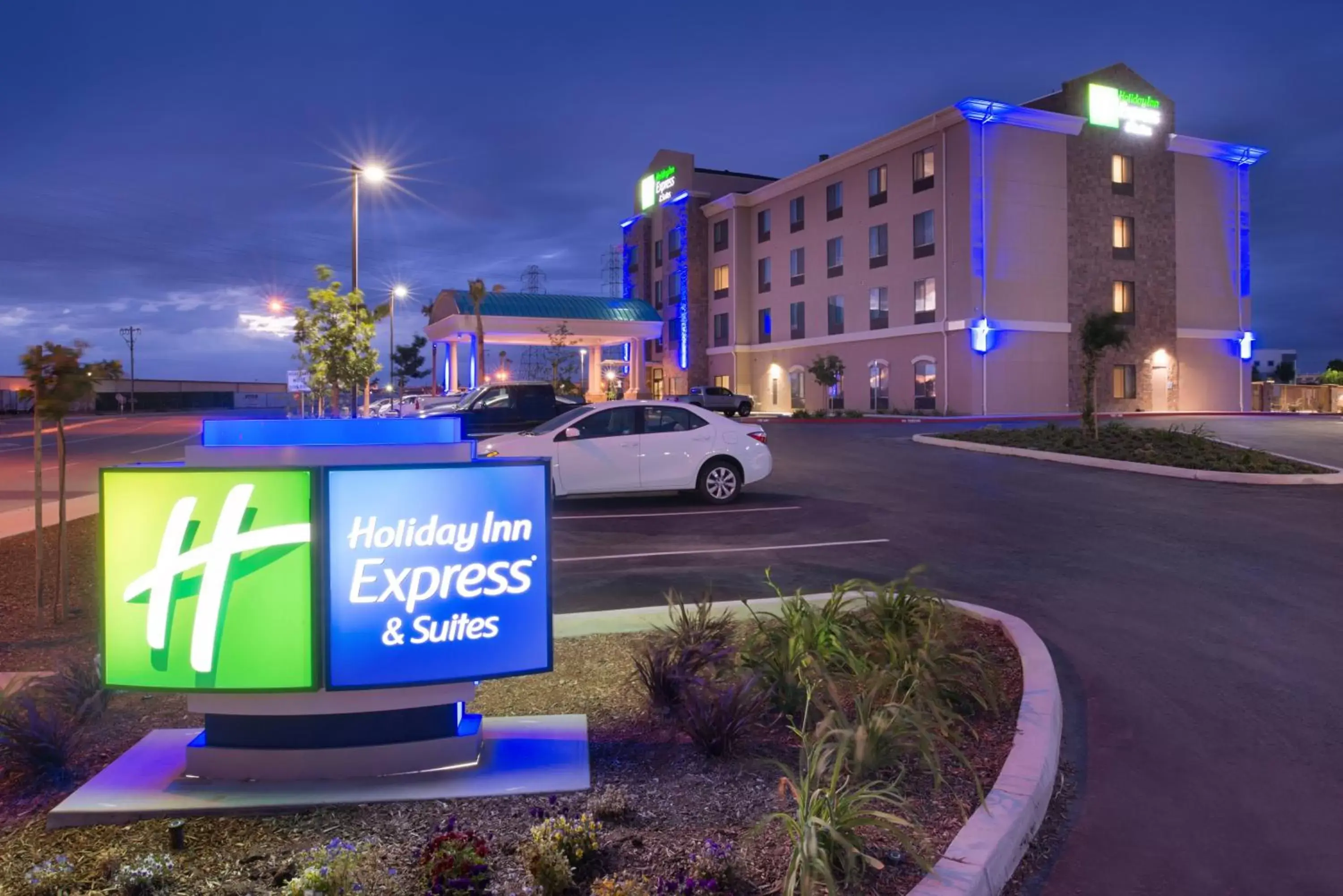 Property Building in Holiday Inn Express & Suites Bakersfield Airport, an IHG Hotel