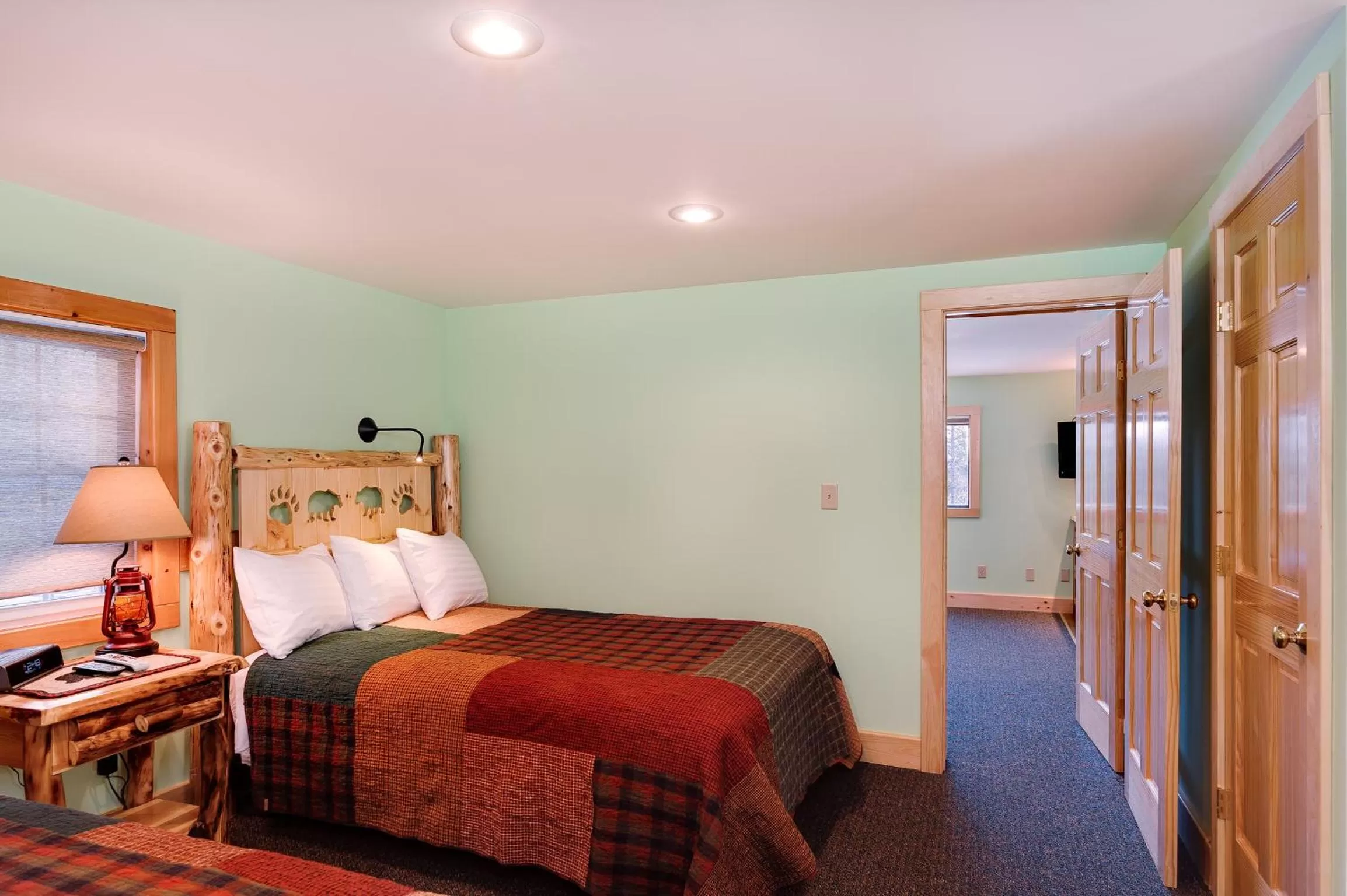 Bedroom, Bed in Cobble Mountain Lodge