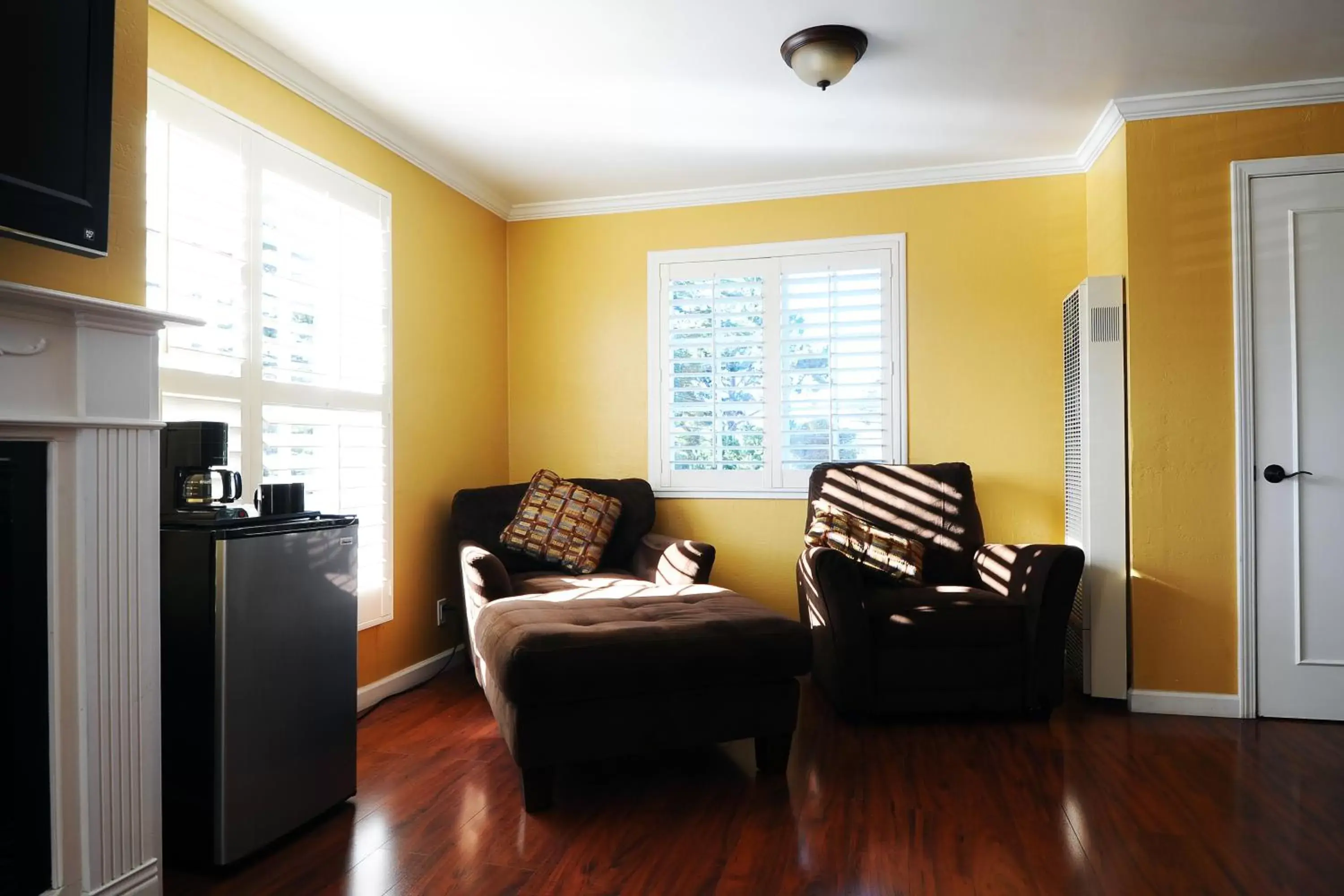 Living room in Sunset Inn Pacific Grove Living room in Sunset Inn Pacific Grove