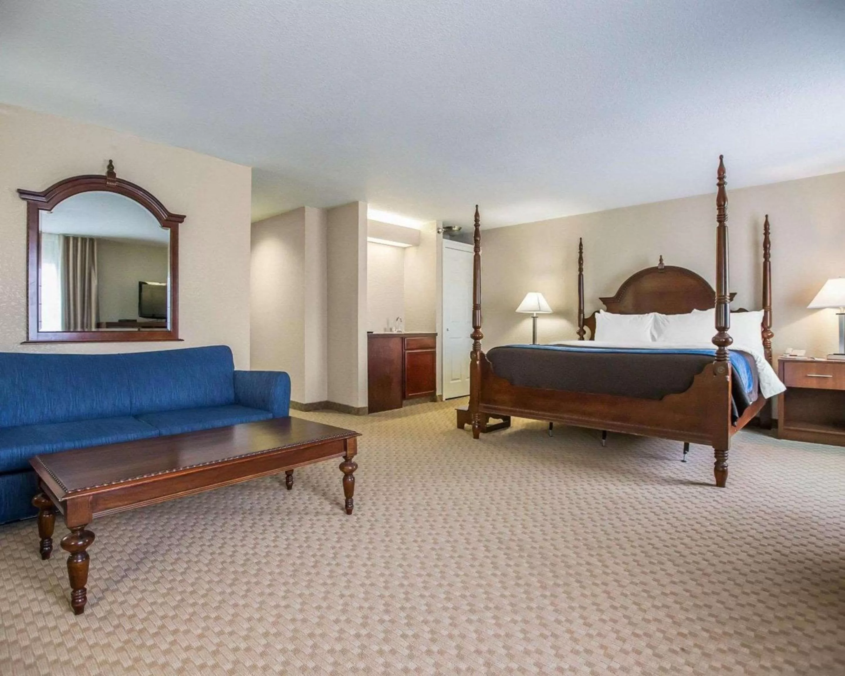 Photo of the whole room, Bed in Quality Inn & Suites Dixon near I-88