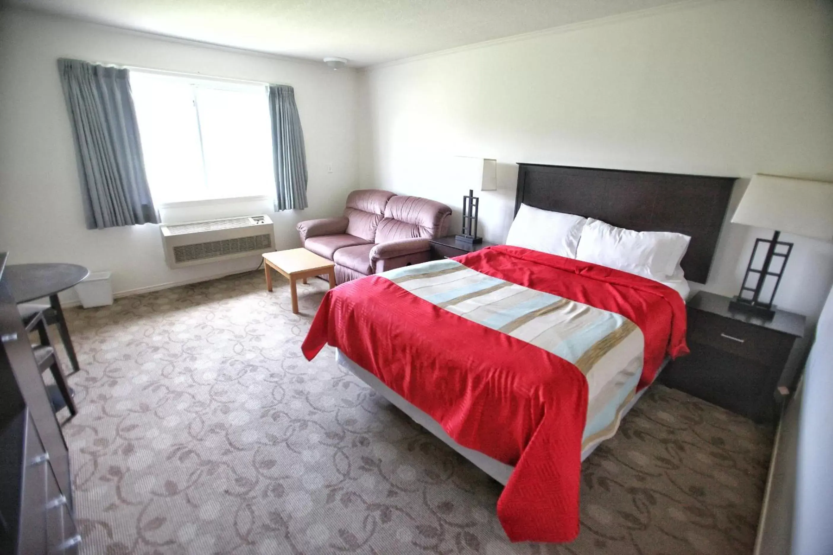 Photo of the whole room, Bed in Best Budget Inn & Suites Kamloops