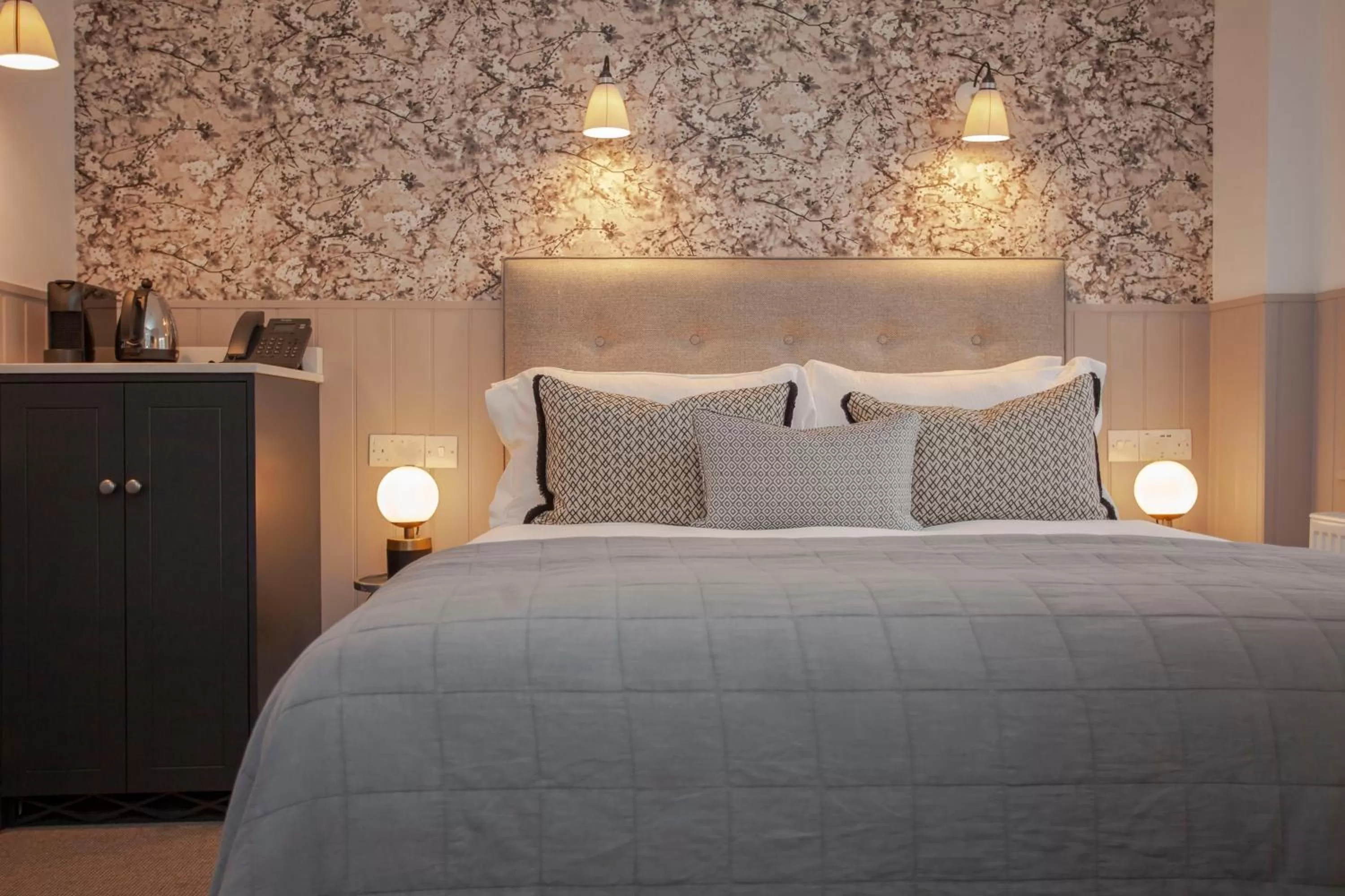 Bedroom, Bed in The King's Arms