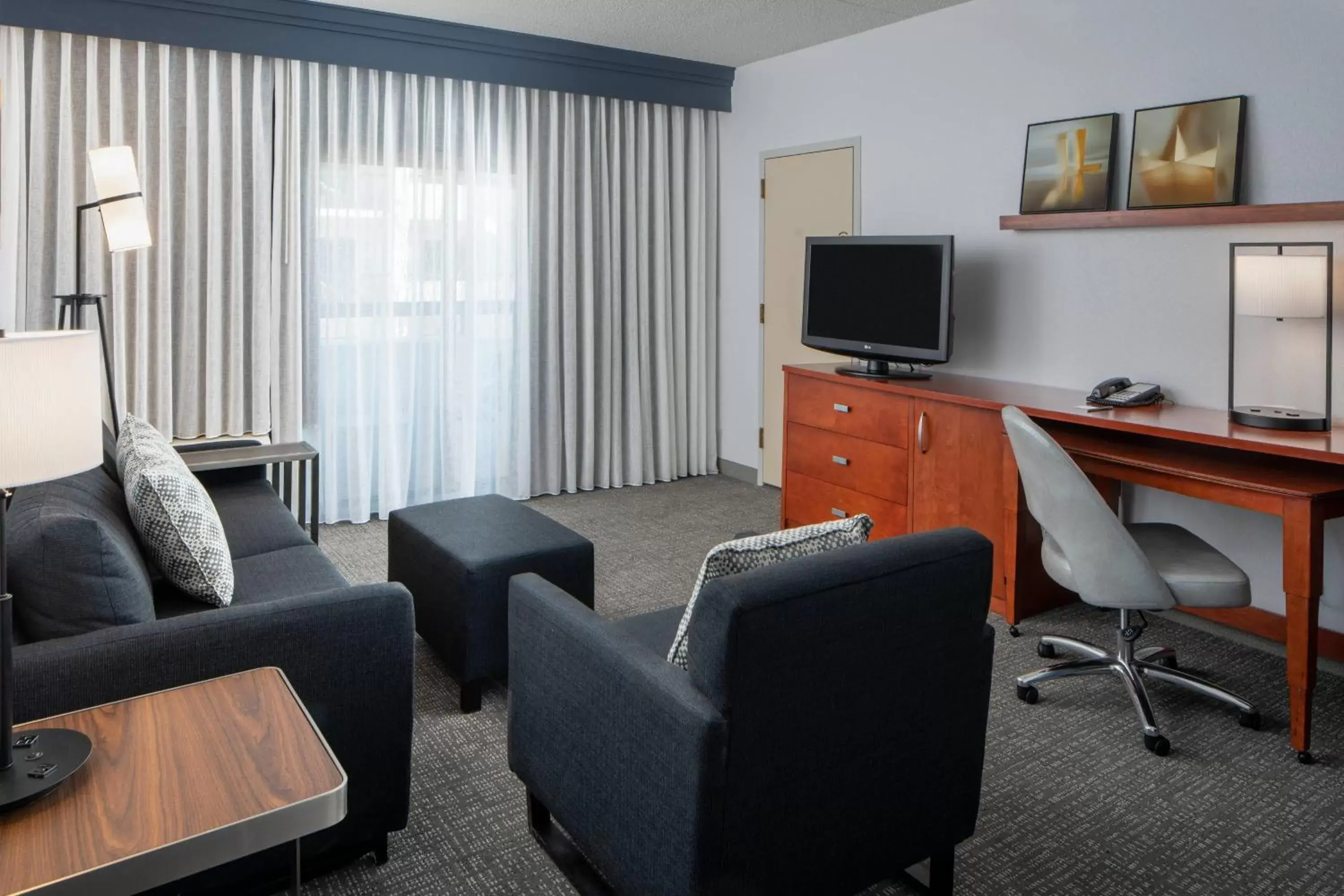 Living room, Seating Area in Courtyard by Marriott Dulles Airport Herndon/Reston