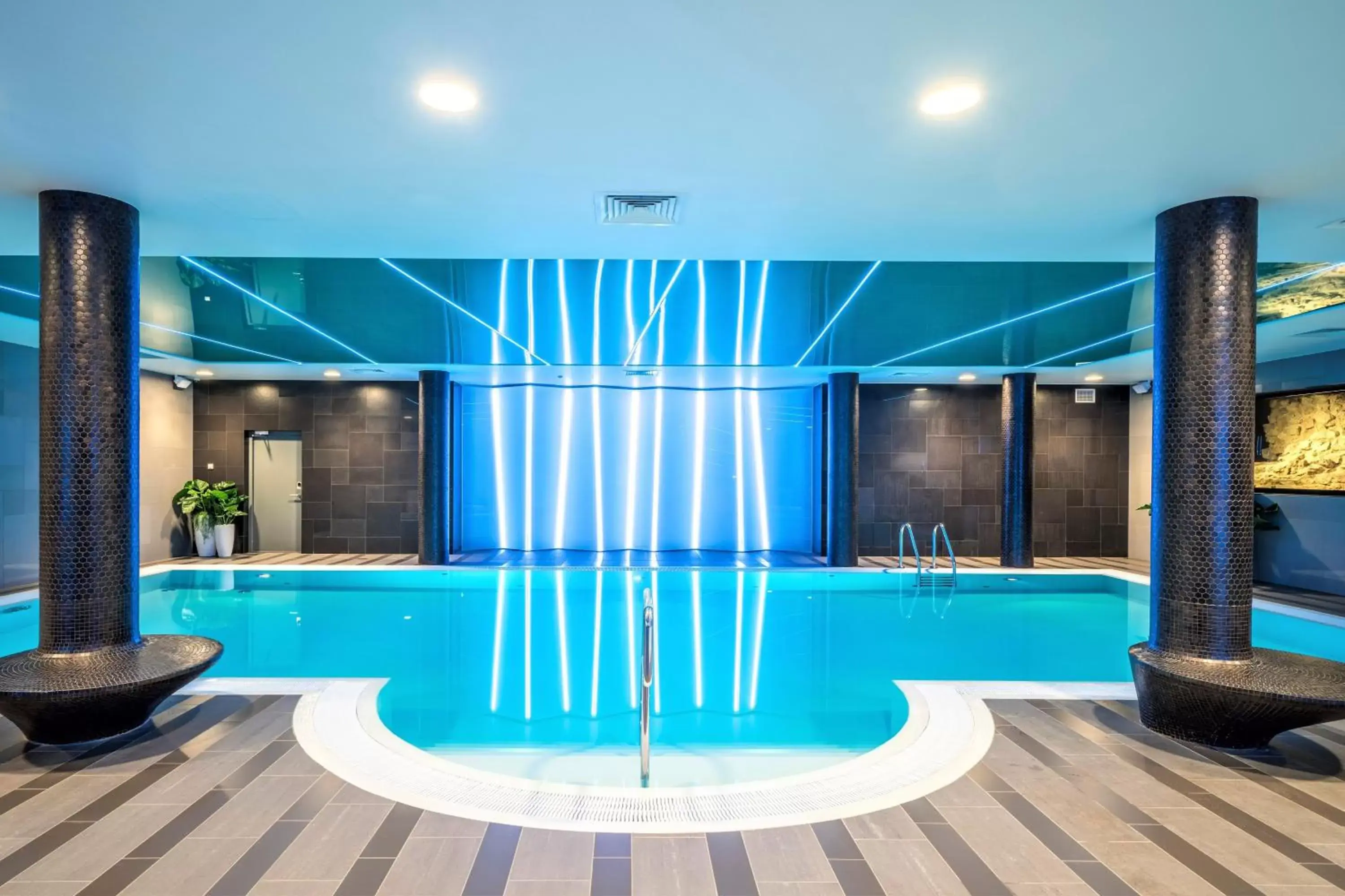 Hot Tub, Swimming Pool in Wellton Riverside SPA Hotel