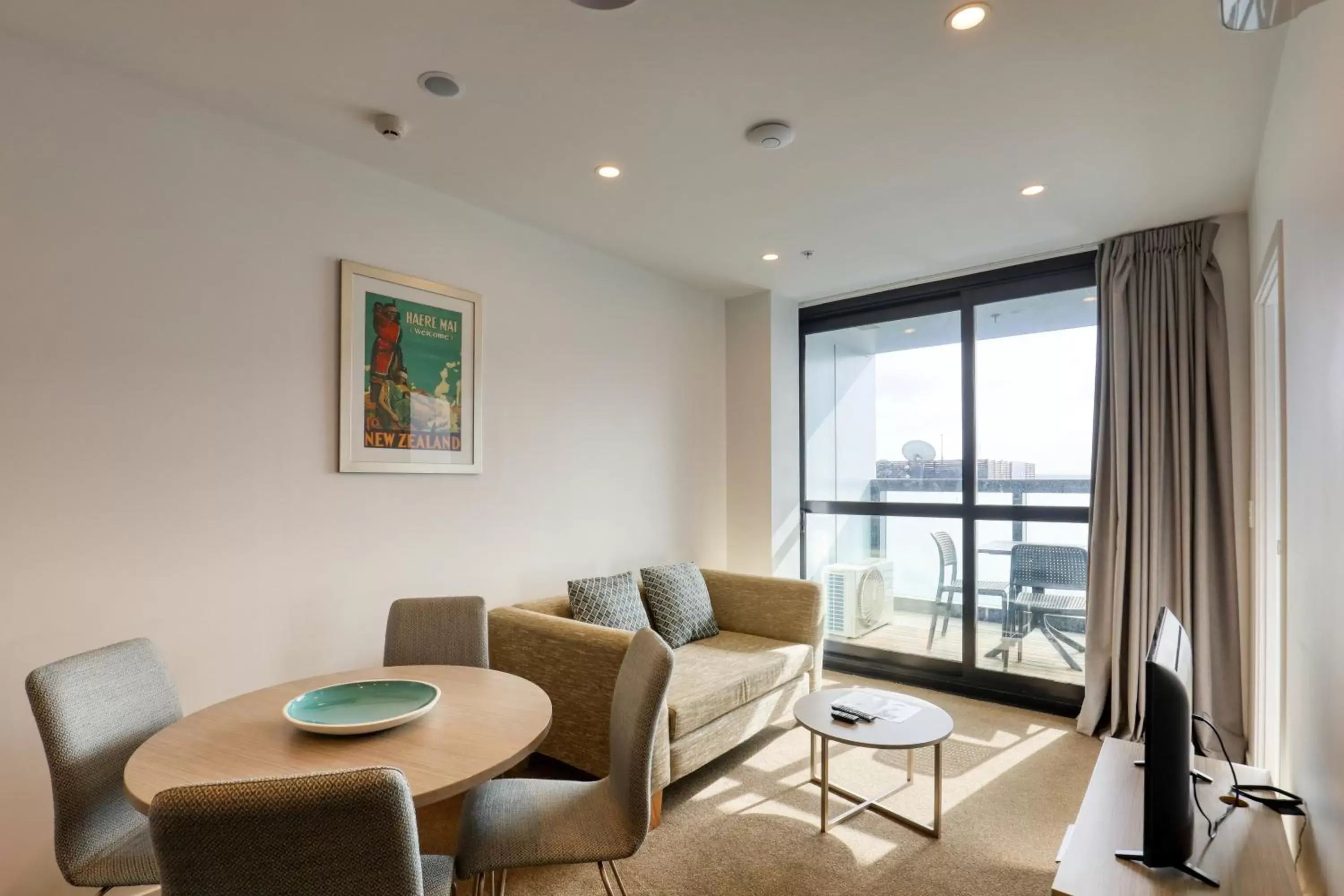 Living room, Seating Area in Ramada Suites Victoria Street West