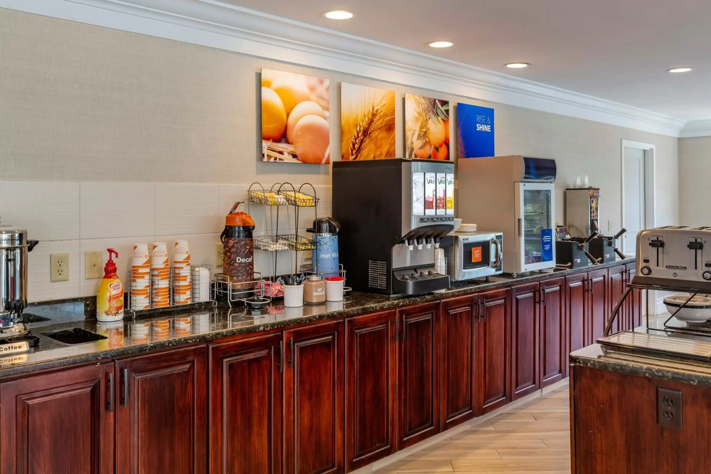 Coffee/tea facilities, Restaurant/Places to Eat in Comfort Inn & Suites East Greenbush - Albany
