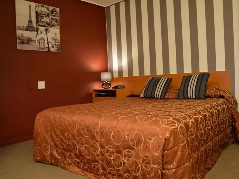 Bed in Kiwi Studios Motel