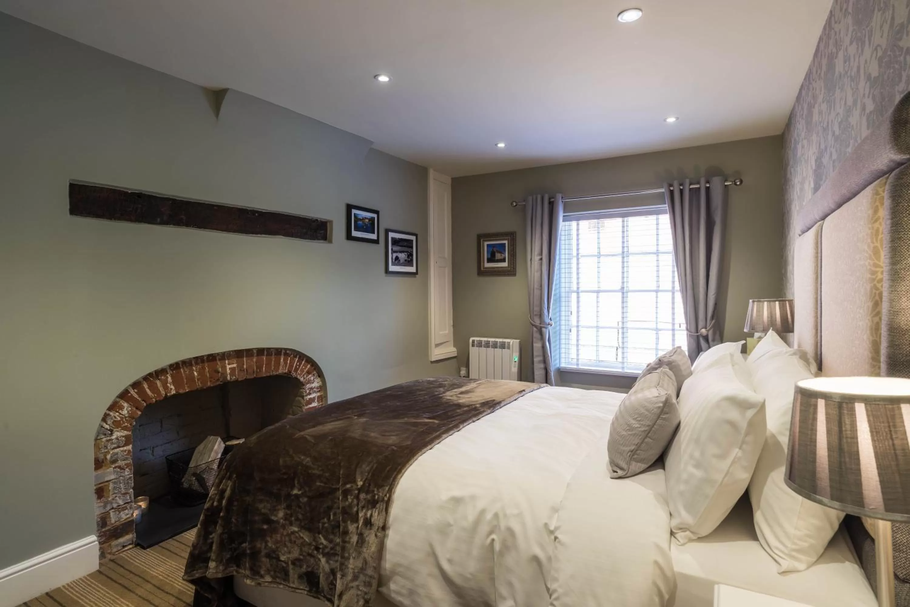 Bed in Greyhound Inn Wilton