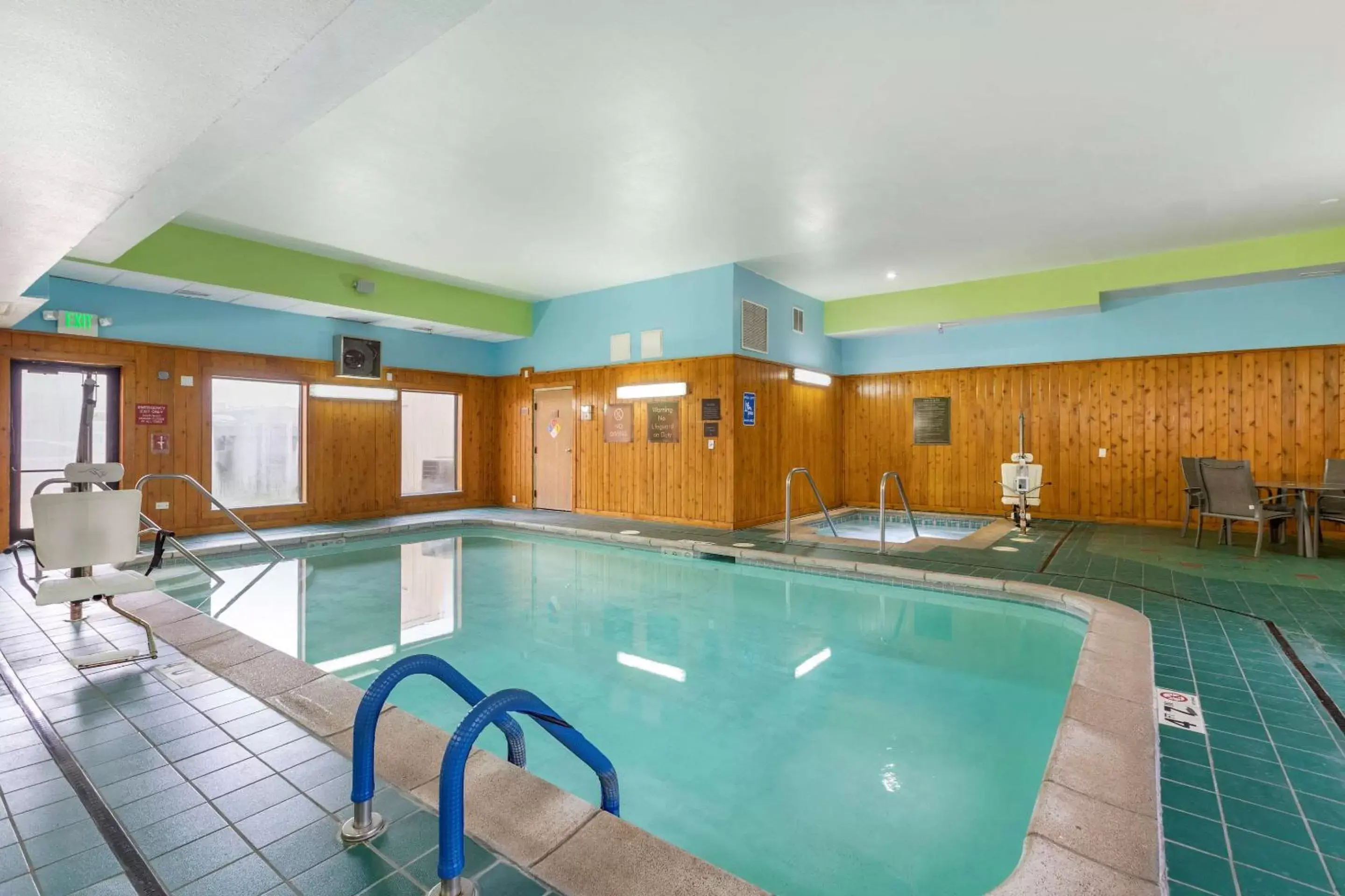 Activities, Swimming Pool in Comfort Inn & Suites Cedar Rapids North - Collins Road