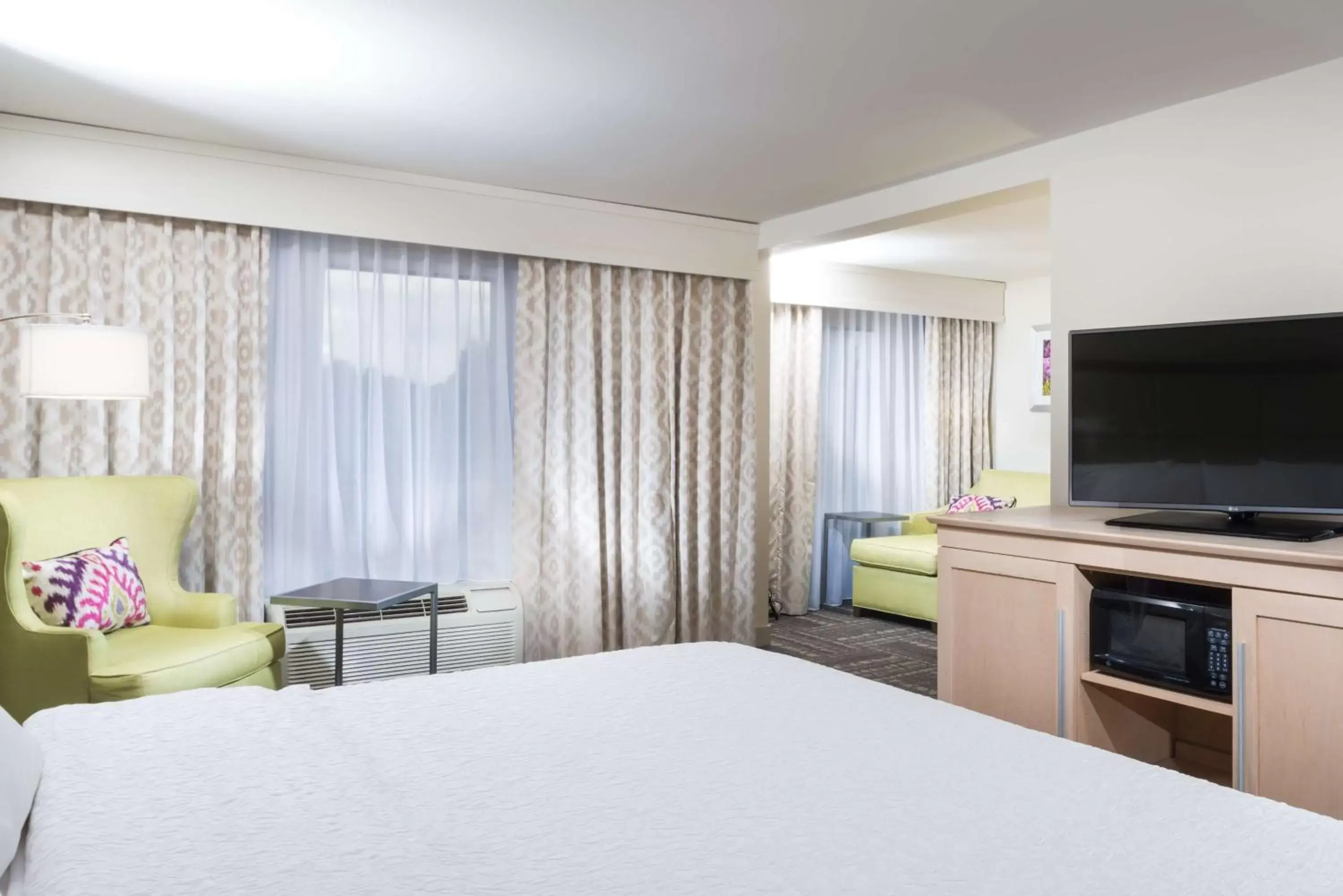 Bedroom, TV/Entertainment Center in Hampton Inn & Suites Wilson I-95