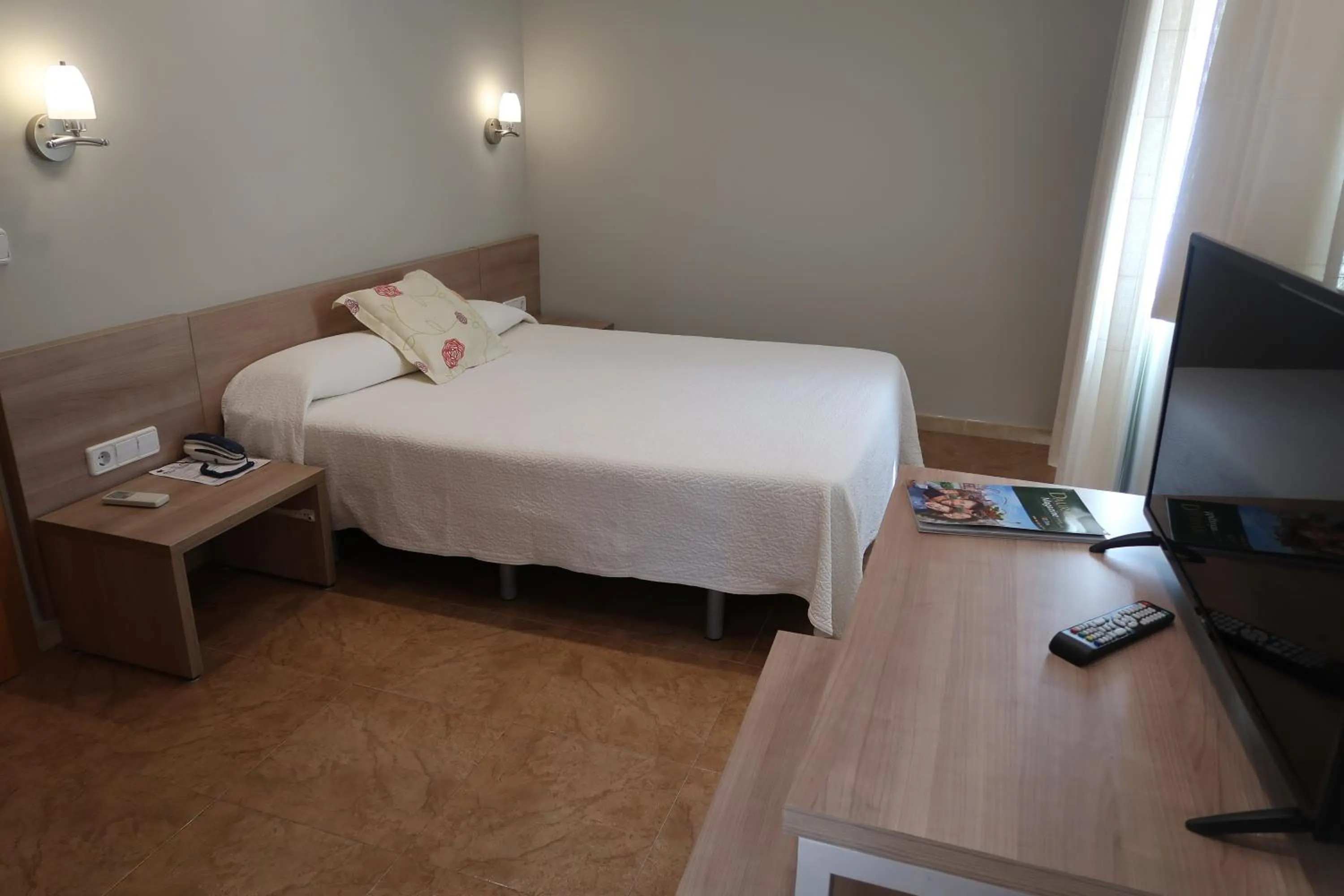 Photo of the whole room, Bed in El Camí Hotel