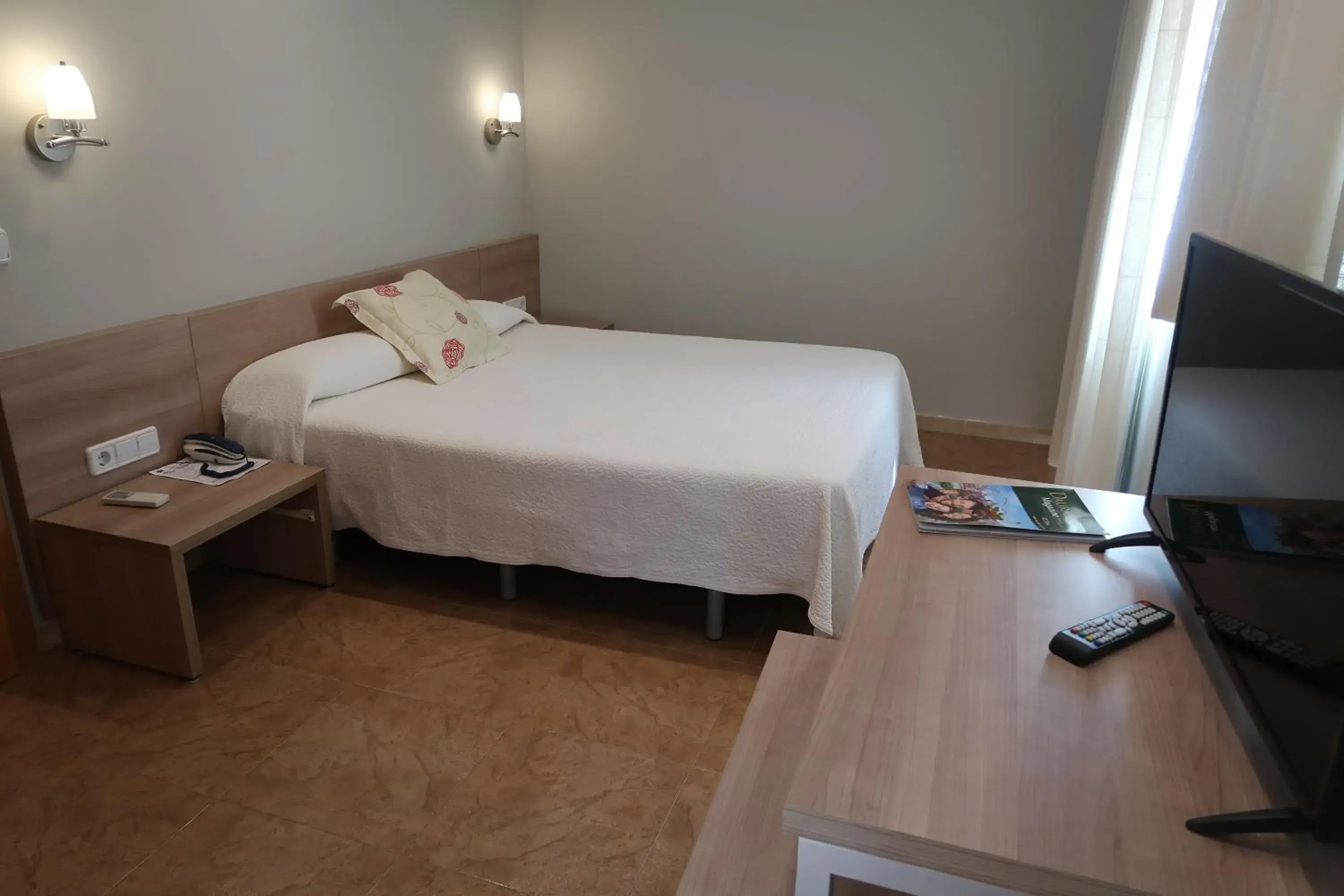 Photo of the whole room, Bed in El Cami Hotel