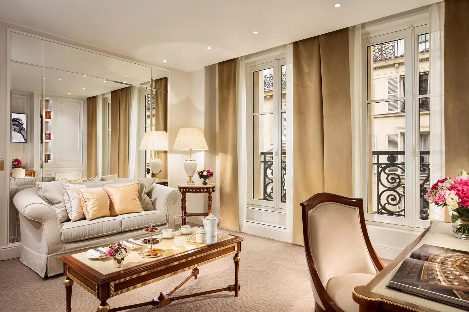 Living room, Seating Area in Hotel Splendide Royal Paris - Relais & Châteaux