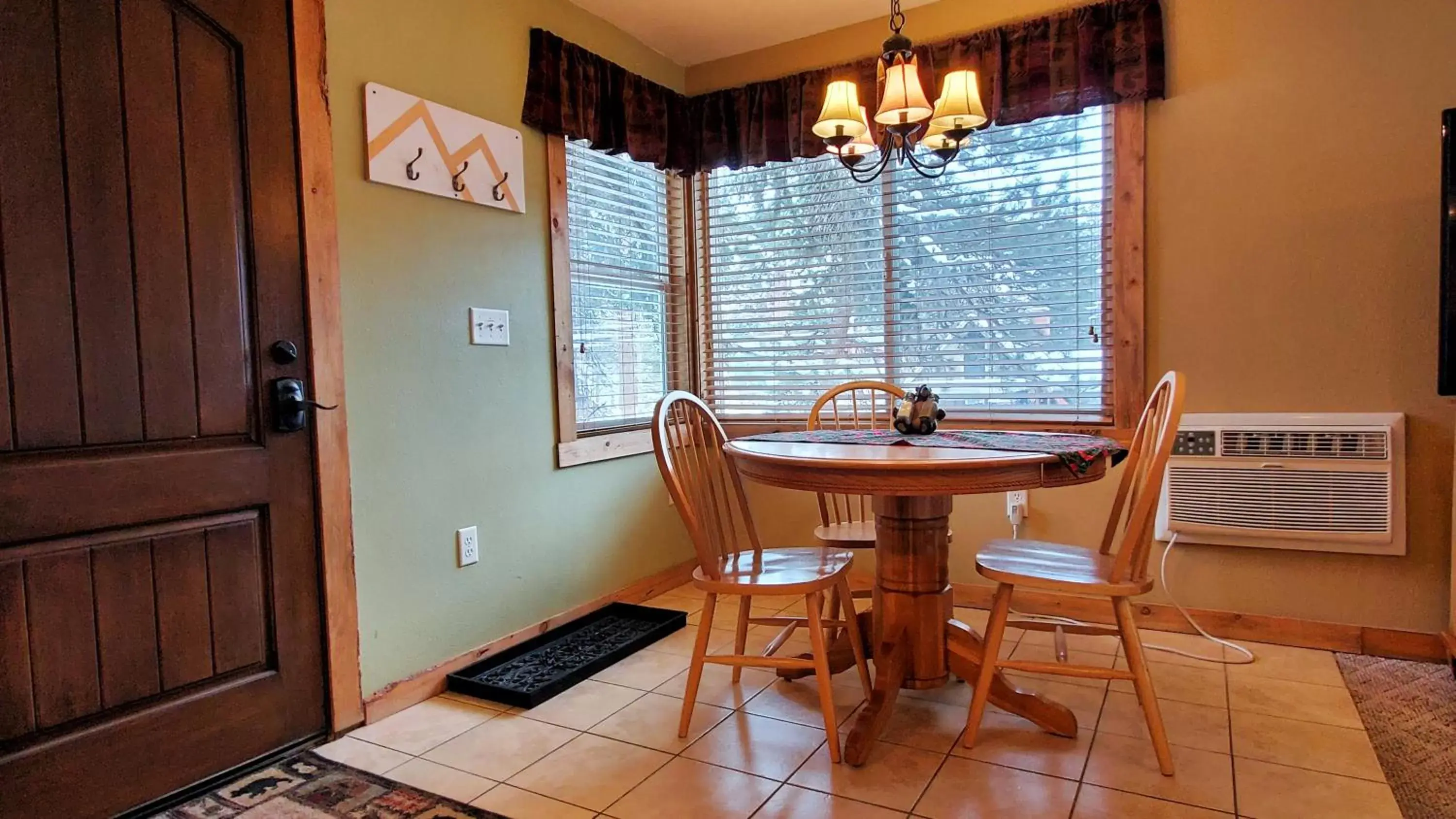 Dining Area in The Inn on Fall River & Fall River Cabins