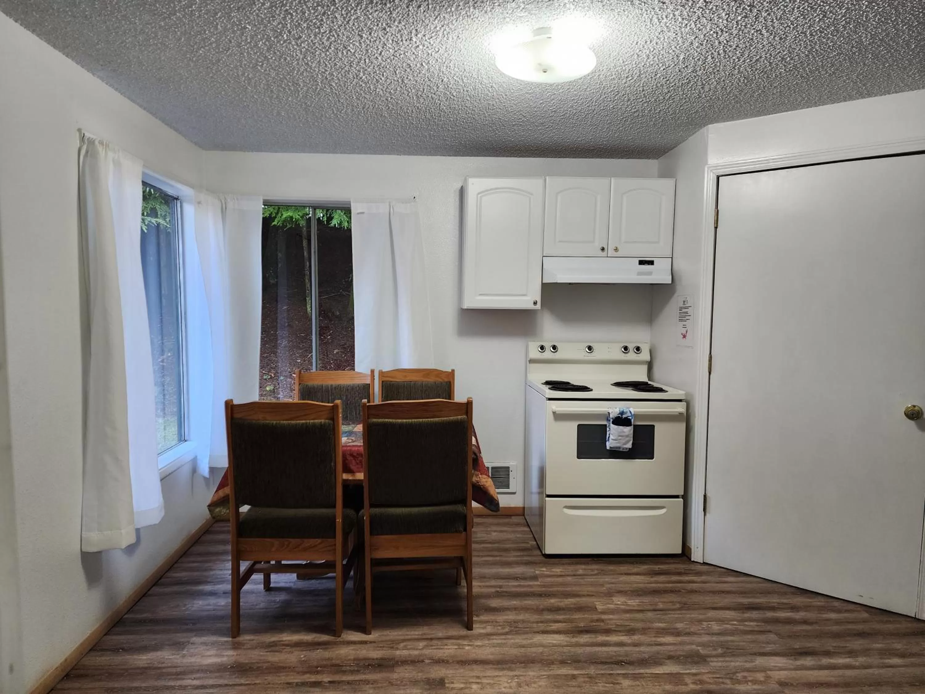 Kitchen or kitchenette in Plainview Motel