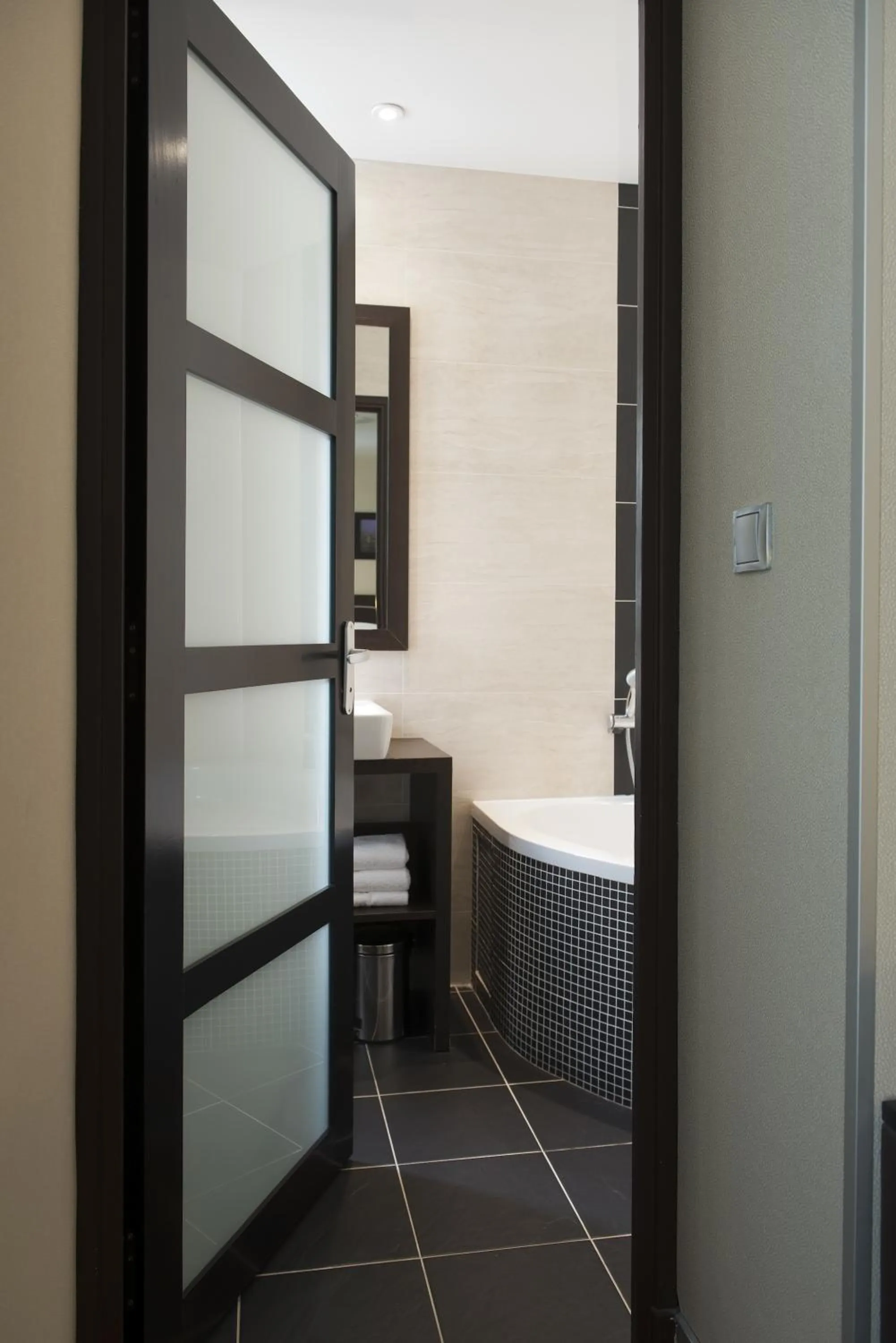 Bathroom, Bed in Hotel Choiseul Opera