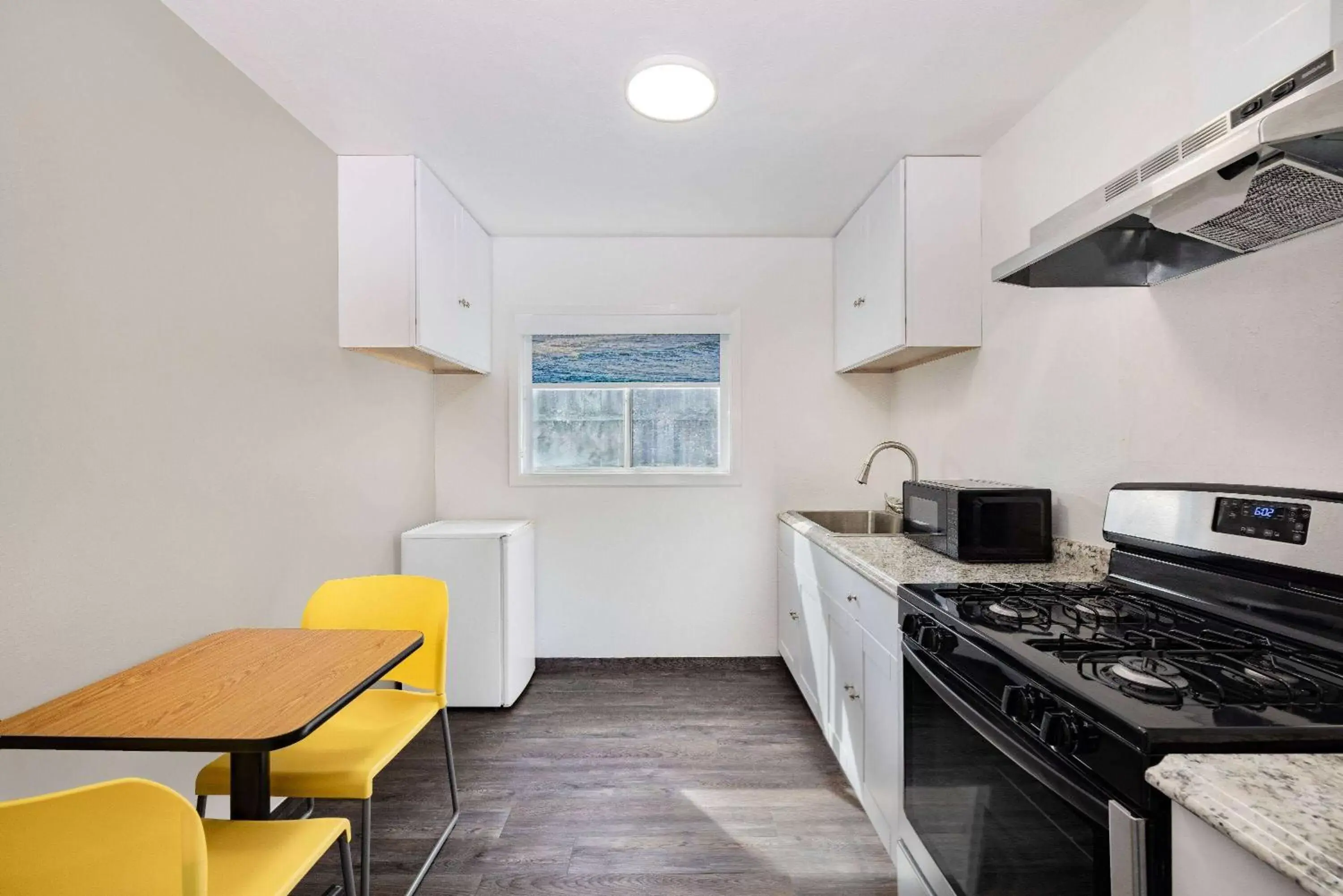 Photo of the whole room, Kitchen/Kitchenette in Oceanside Inn & Suites, a Days Inn by Wyndham