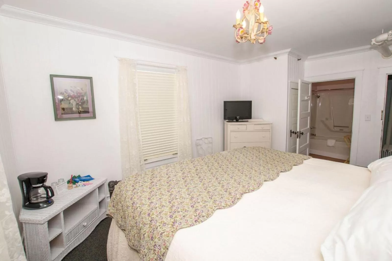 Bed in Terrace Inn and 1911 Restaurant