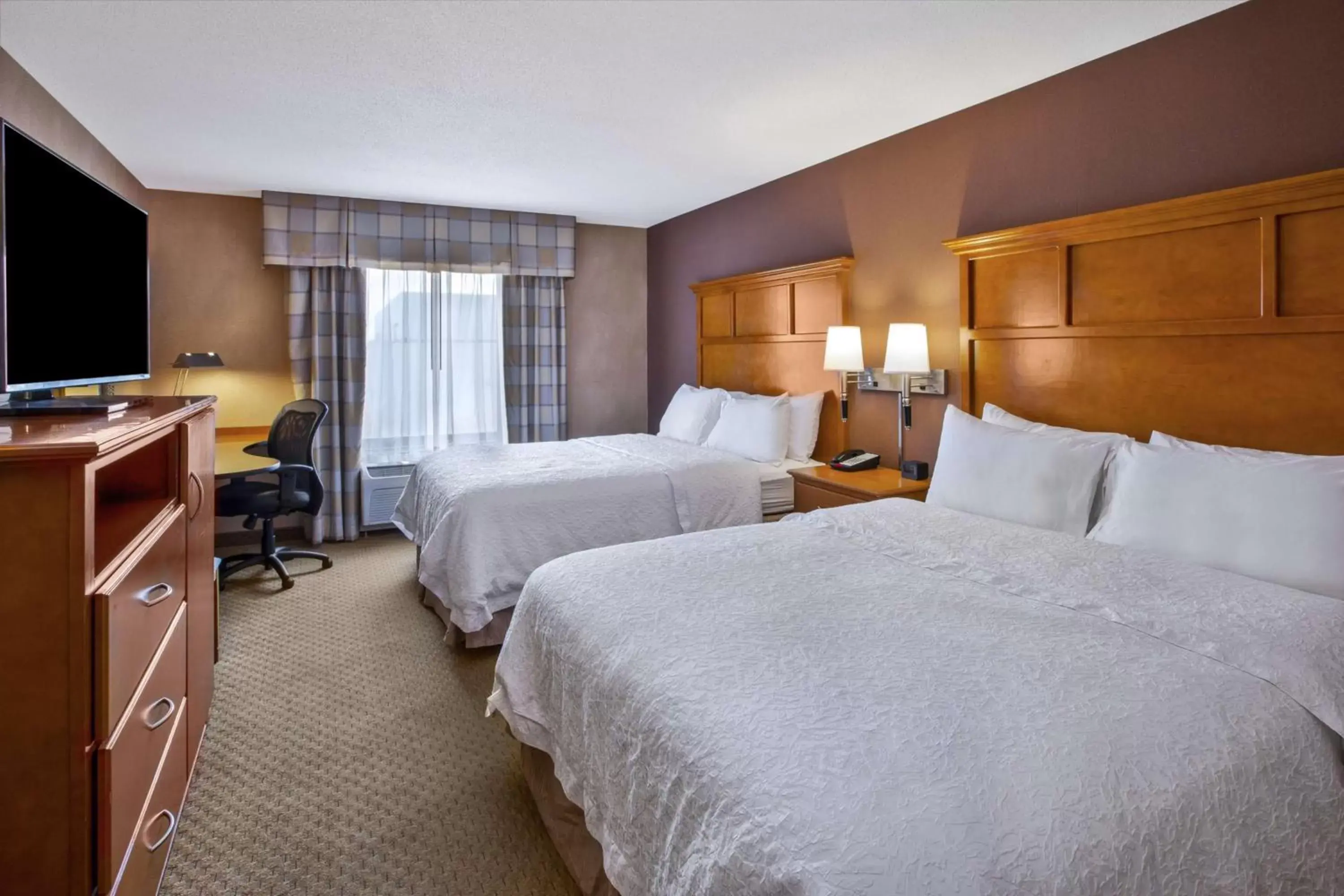 Bed in Hampton Inn Detroit - Shelby Township