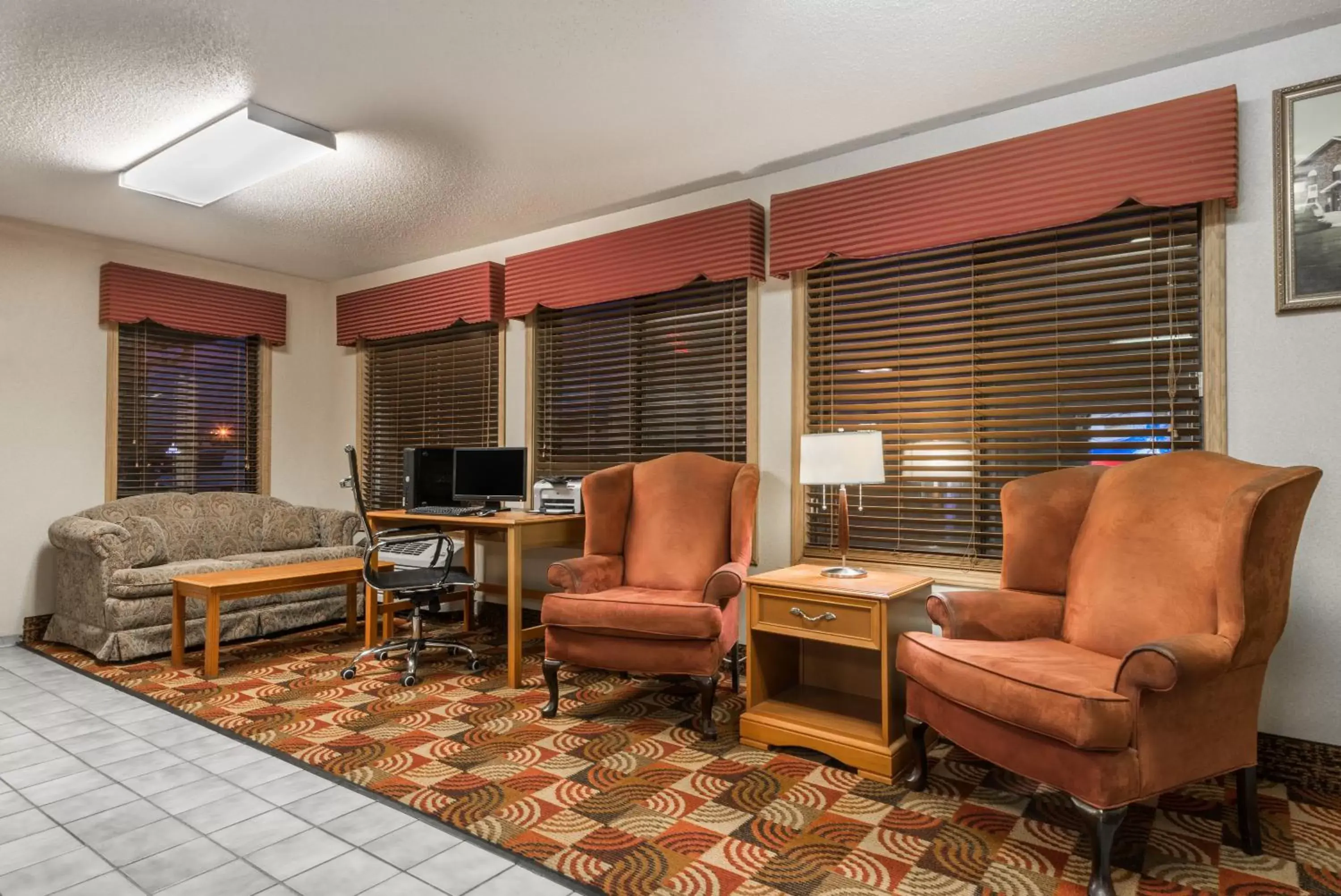 Seating Area in Days Inn by Wyndham Muncie -Ball State University