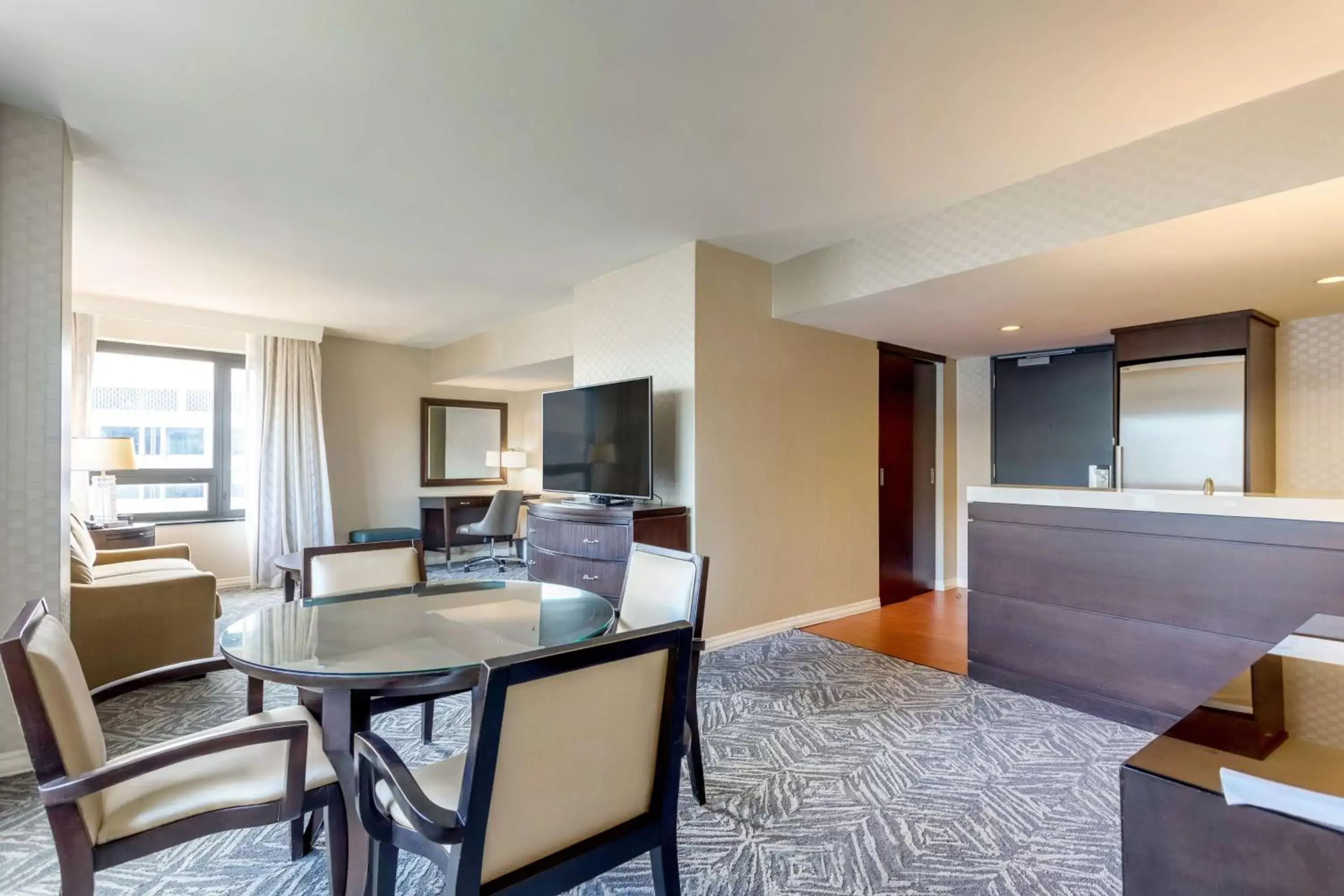 Bedroom, Dining Area in Washington Hilton