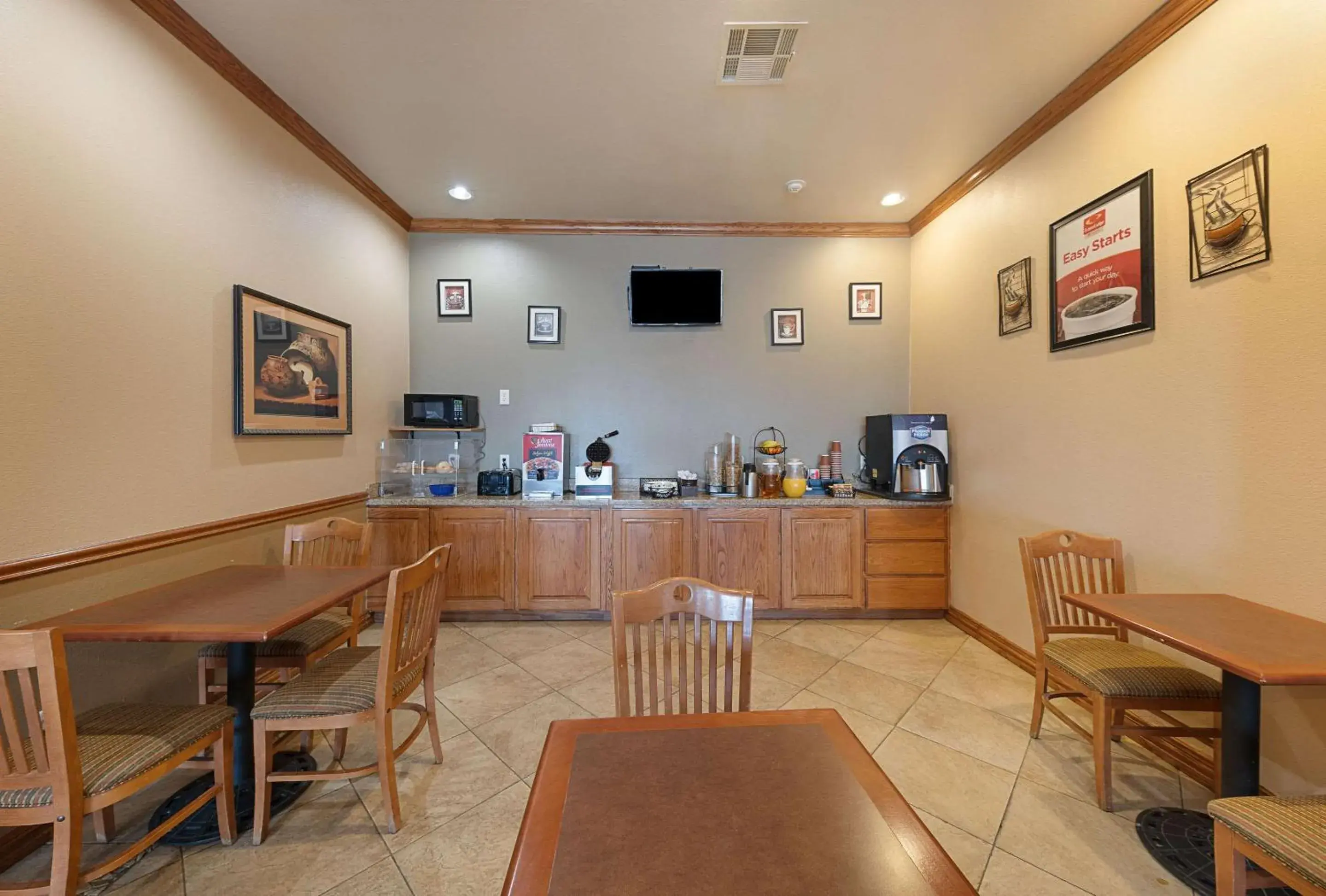 Restaurant/Places to Eat in Econo Lodge Inn & Suites