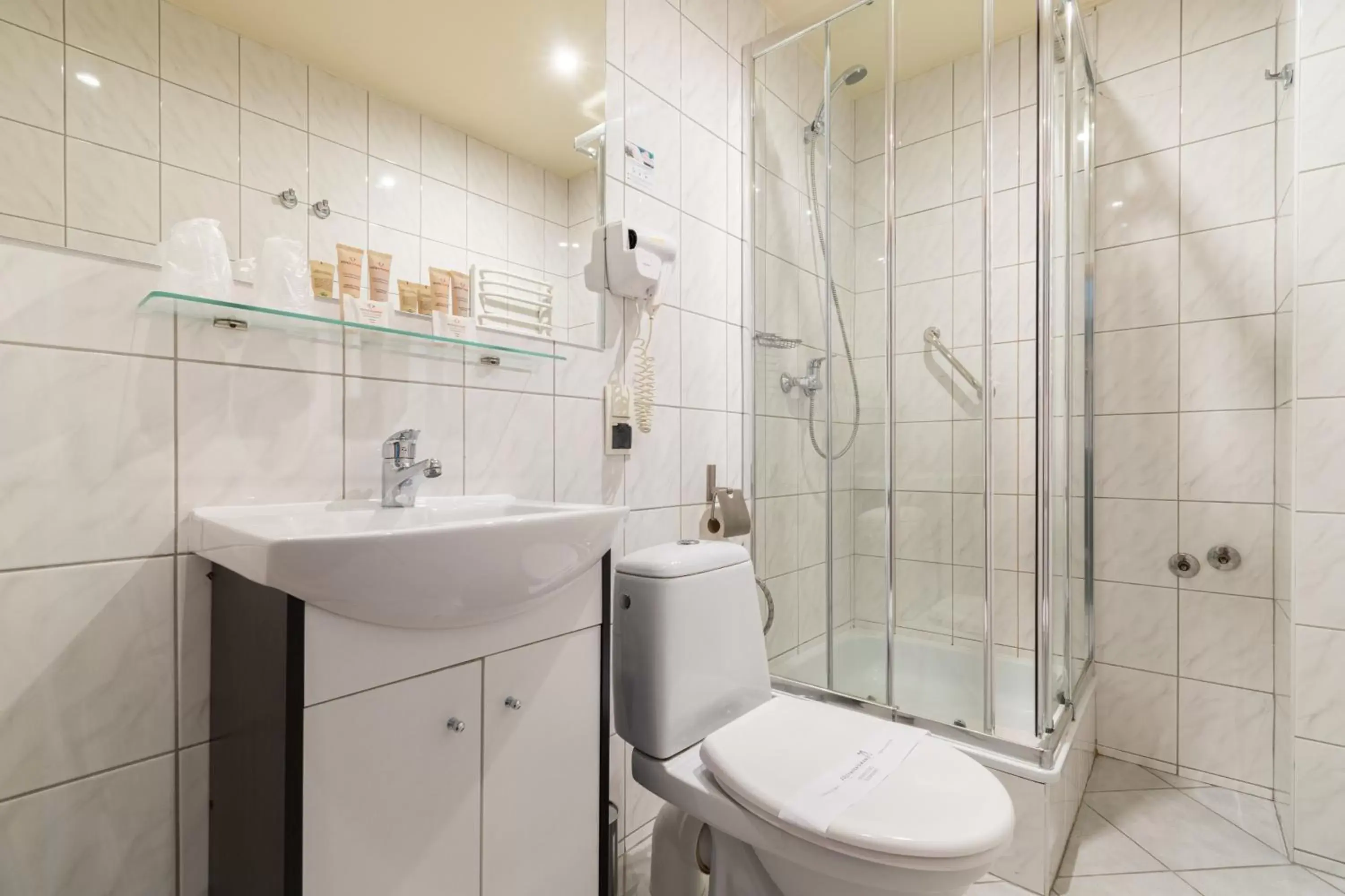 Shower, Bathroom in Hotel Diament Zabrze - Gliwice