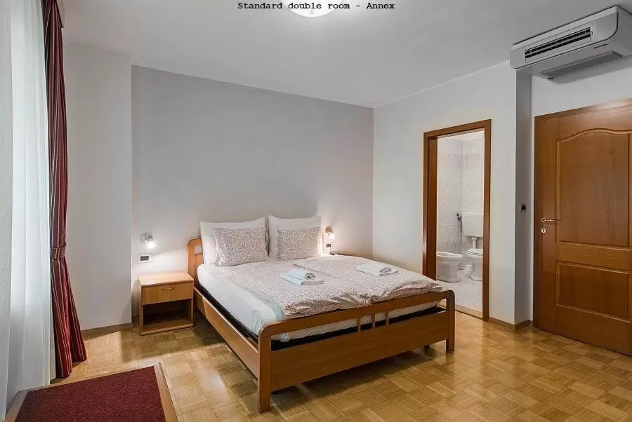 Property building, Bed in Hotel Dvorec