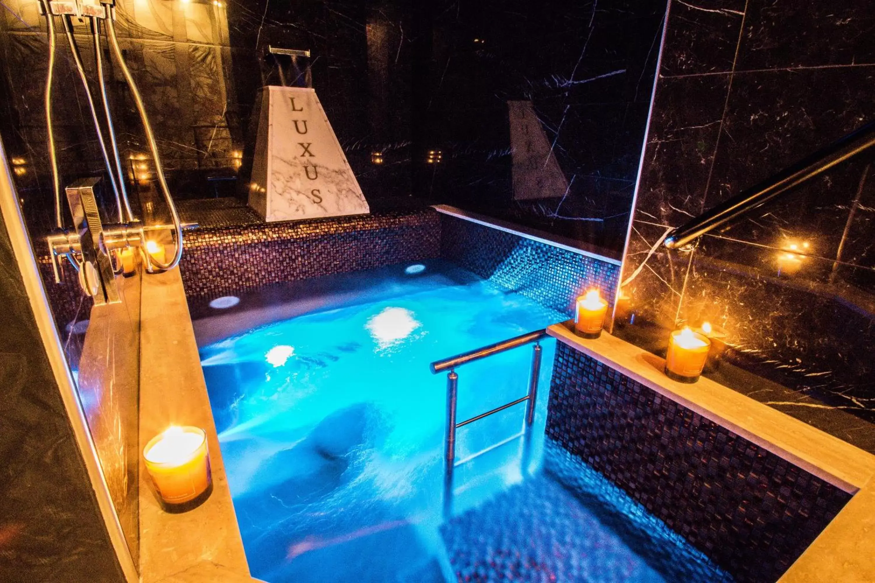 Hot Tub, Swimming Pool in Roma Luxus Hotel