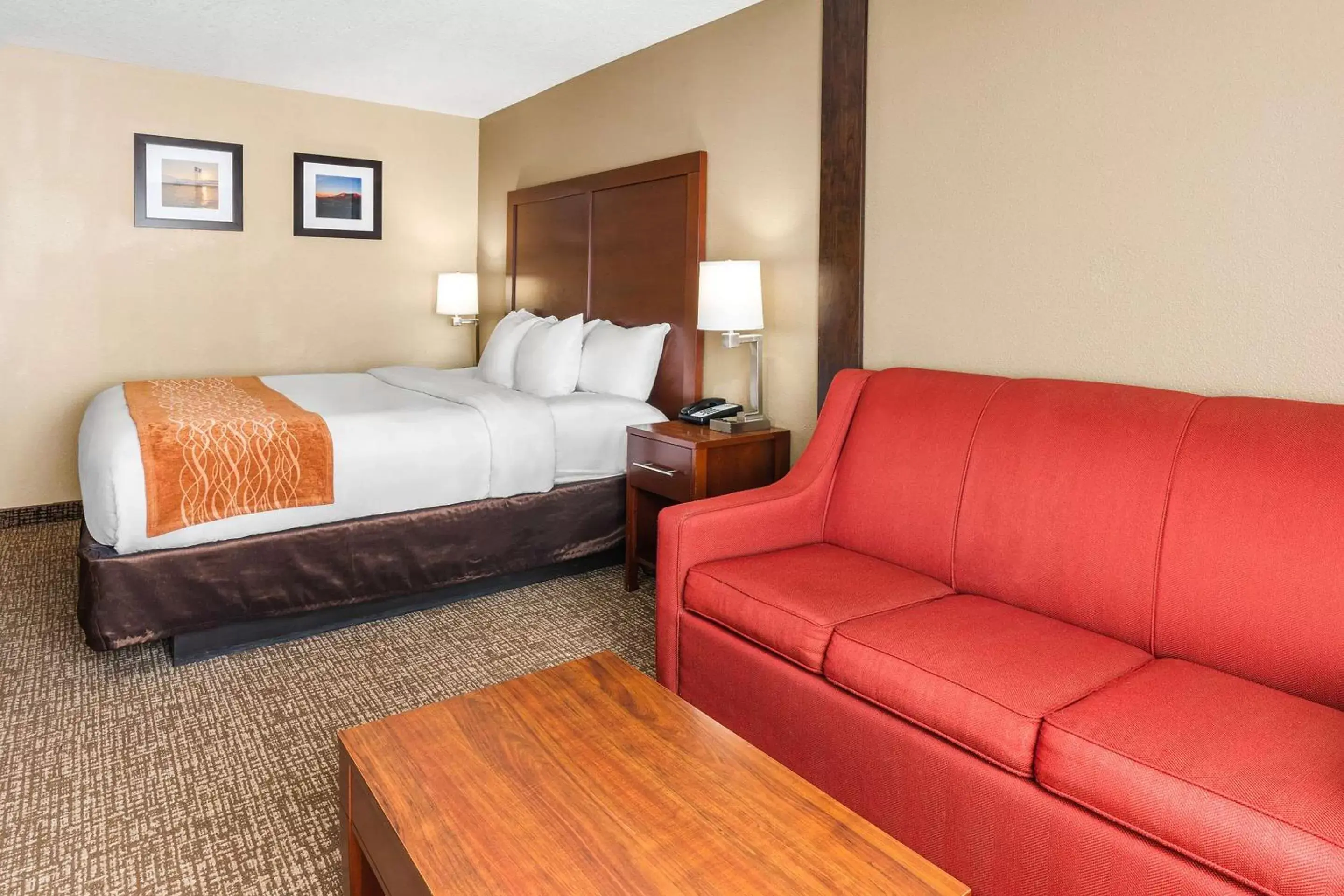 Photo of the whole room, Bed in Comfort Inn & Suites Vancouver Downtown City Center