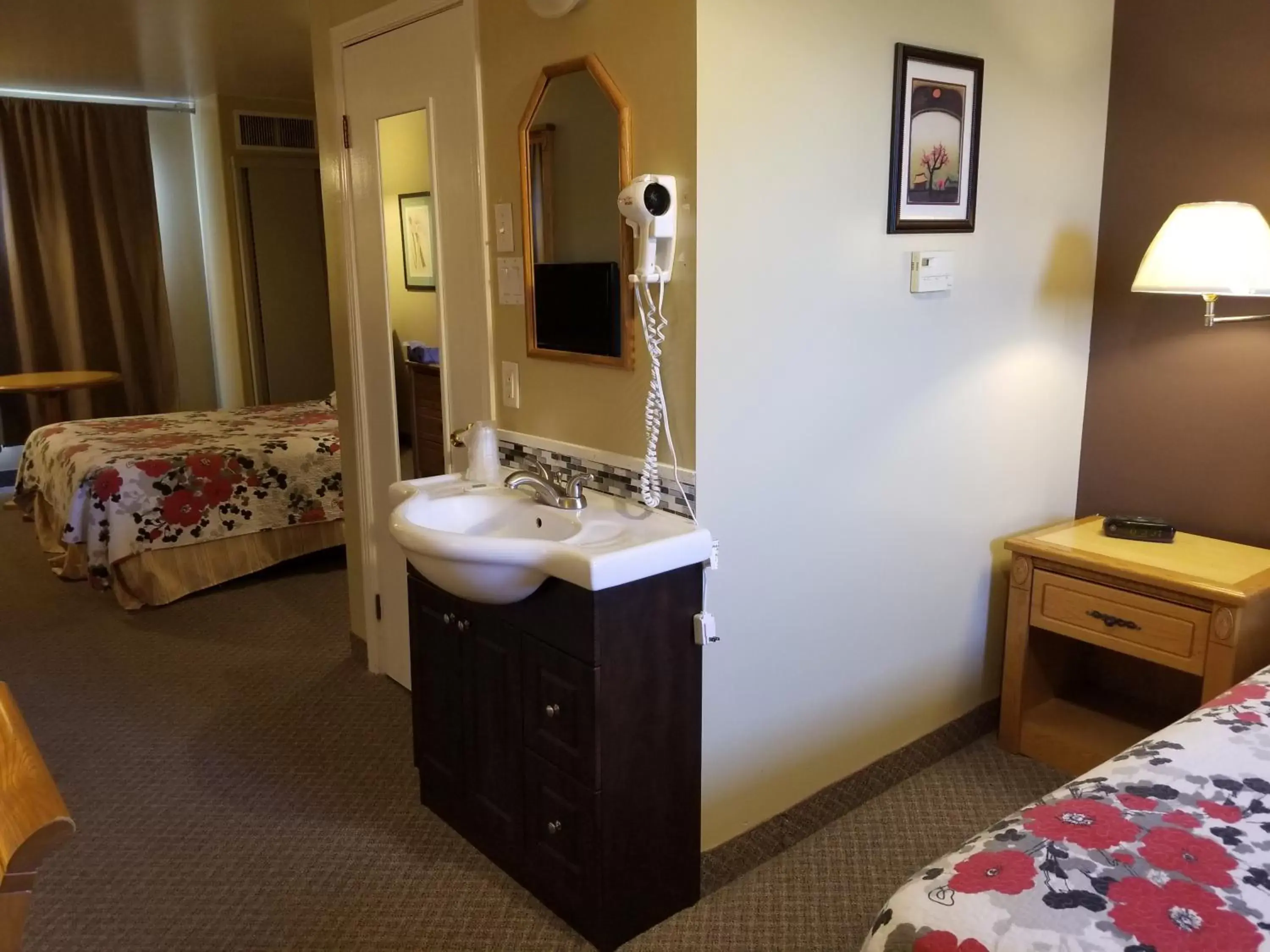 Bedroom, Bathroom in Knights Inn Woodstock