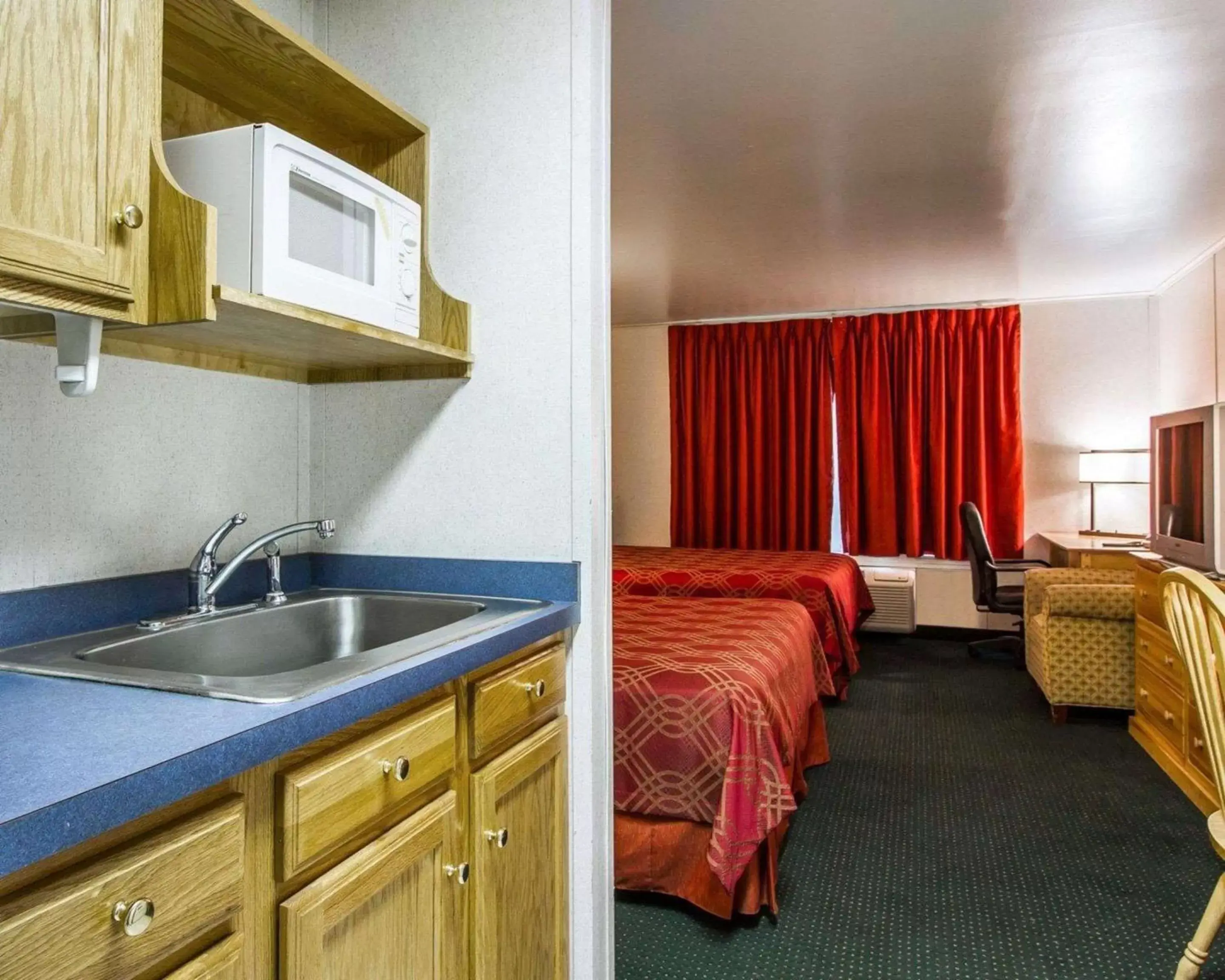 Photo of the whole room, Kitchen/Kitchenette in Rodeway Inn & Suites Brunswick near Hwy 1