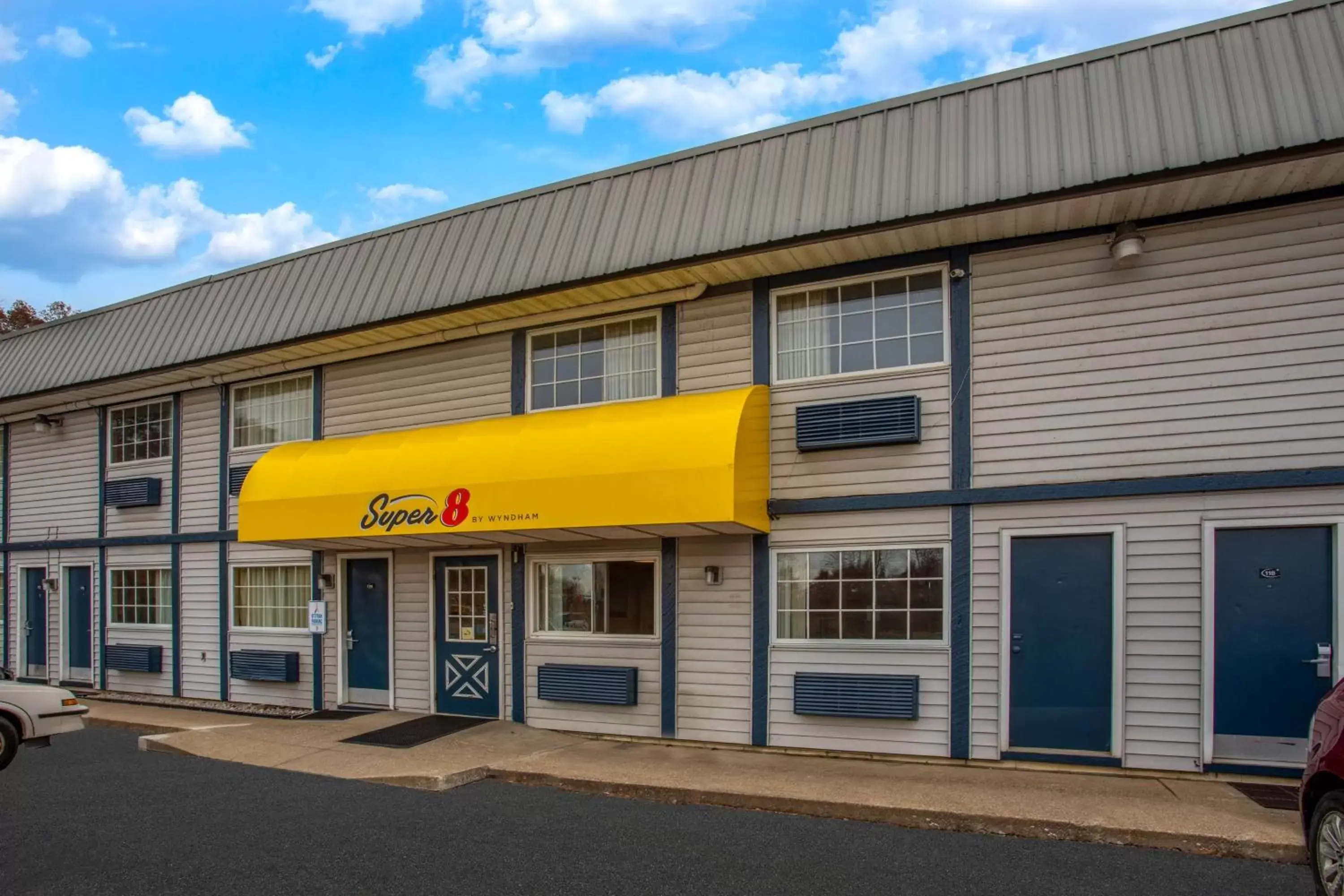 Property building in Super 8 by Wyndham Wooster Property building in Super 8 by Wyndham Wooster