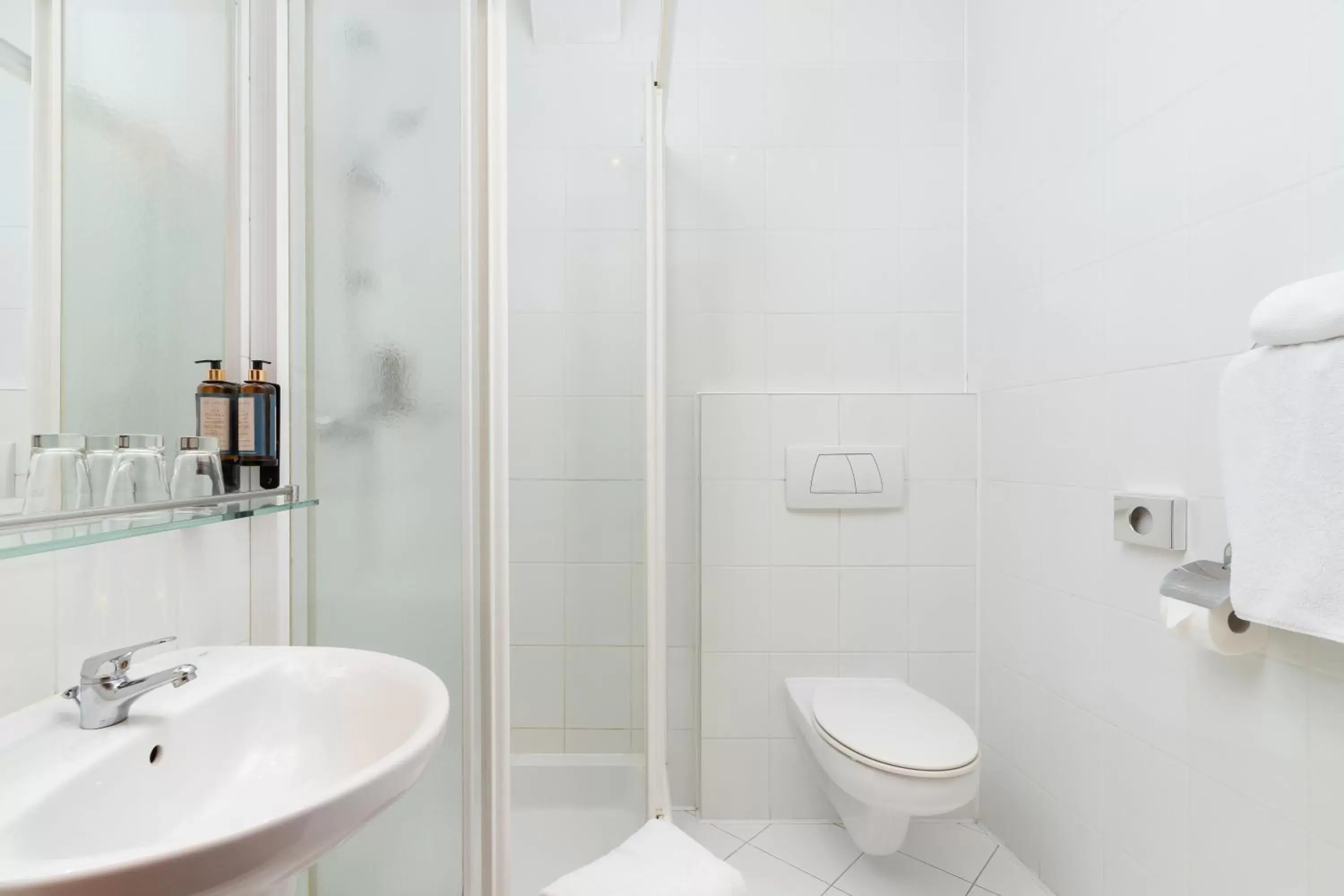 Shower, Bathroom in Hotel Atrium